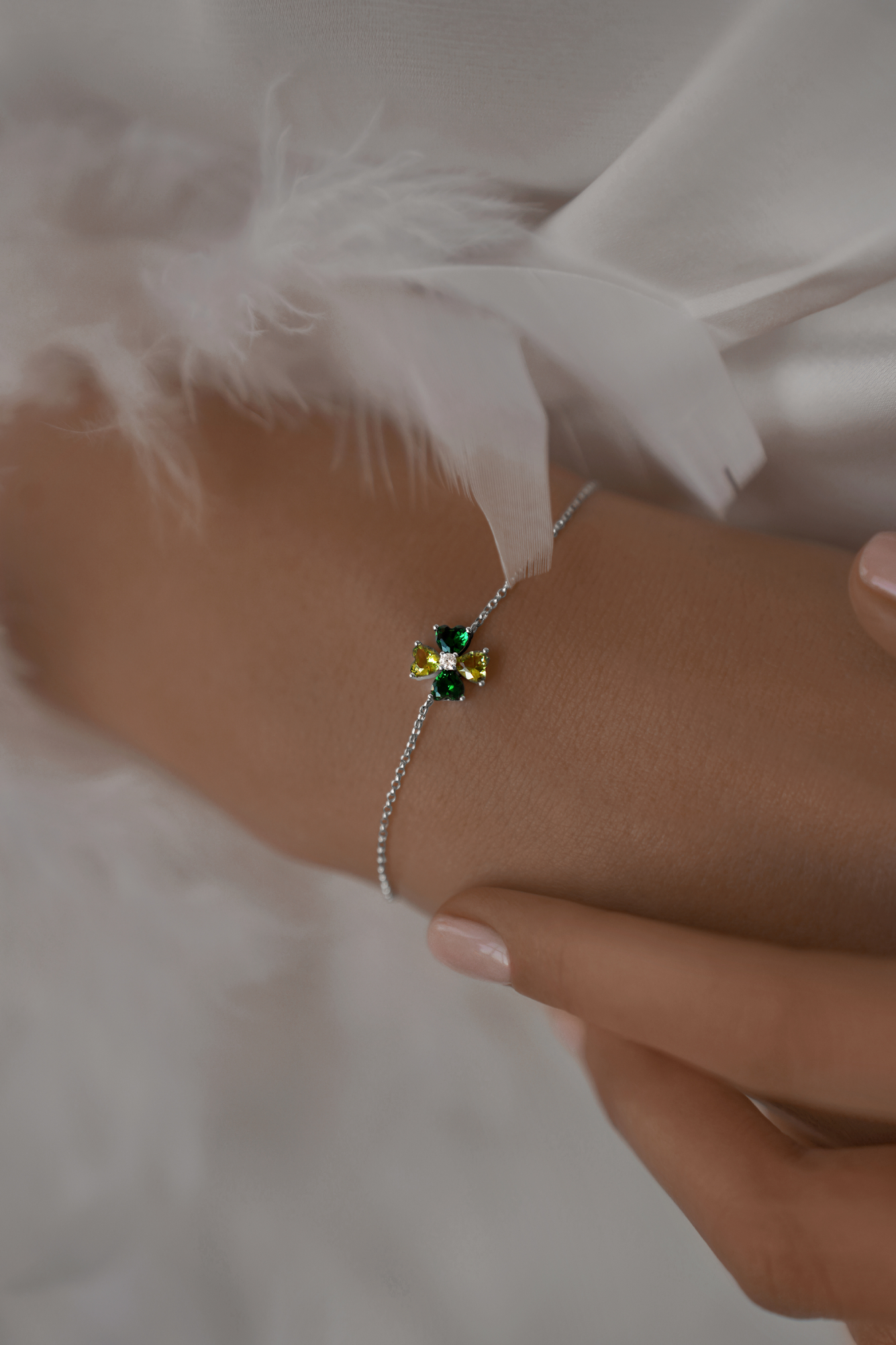 Браслеты: Браслет Изумрудный клевер можно купить в ювелирном гардеробе MOMNT (Momentsilver), интернет-магазине украшений из серебра. Серебро 925, родий.. Артикул 