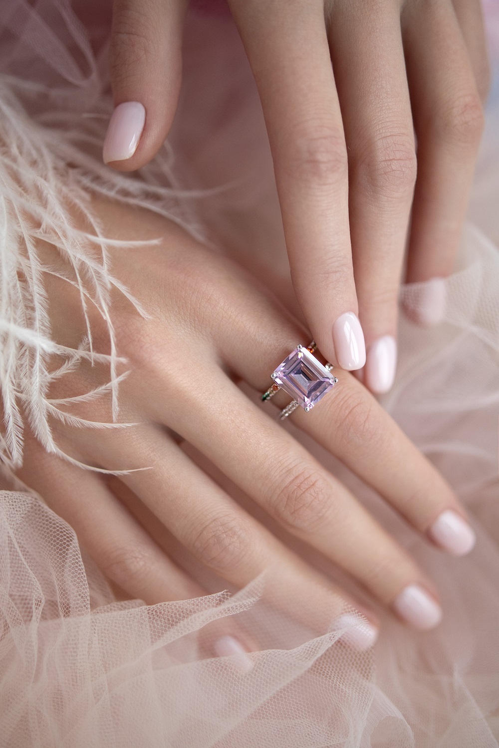 Бижутерия: Кольцо с розовым фианитом Радуга можно купить в ювелирном гардеробе MOMNT (Momentsilver), интернет-магазине украшений из серебра. Ювелирный сплав, родий, вставки: куб. цирконий. Артикул 