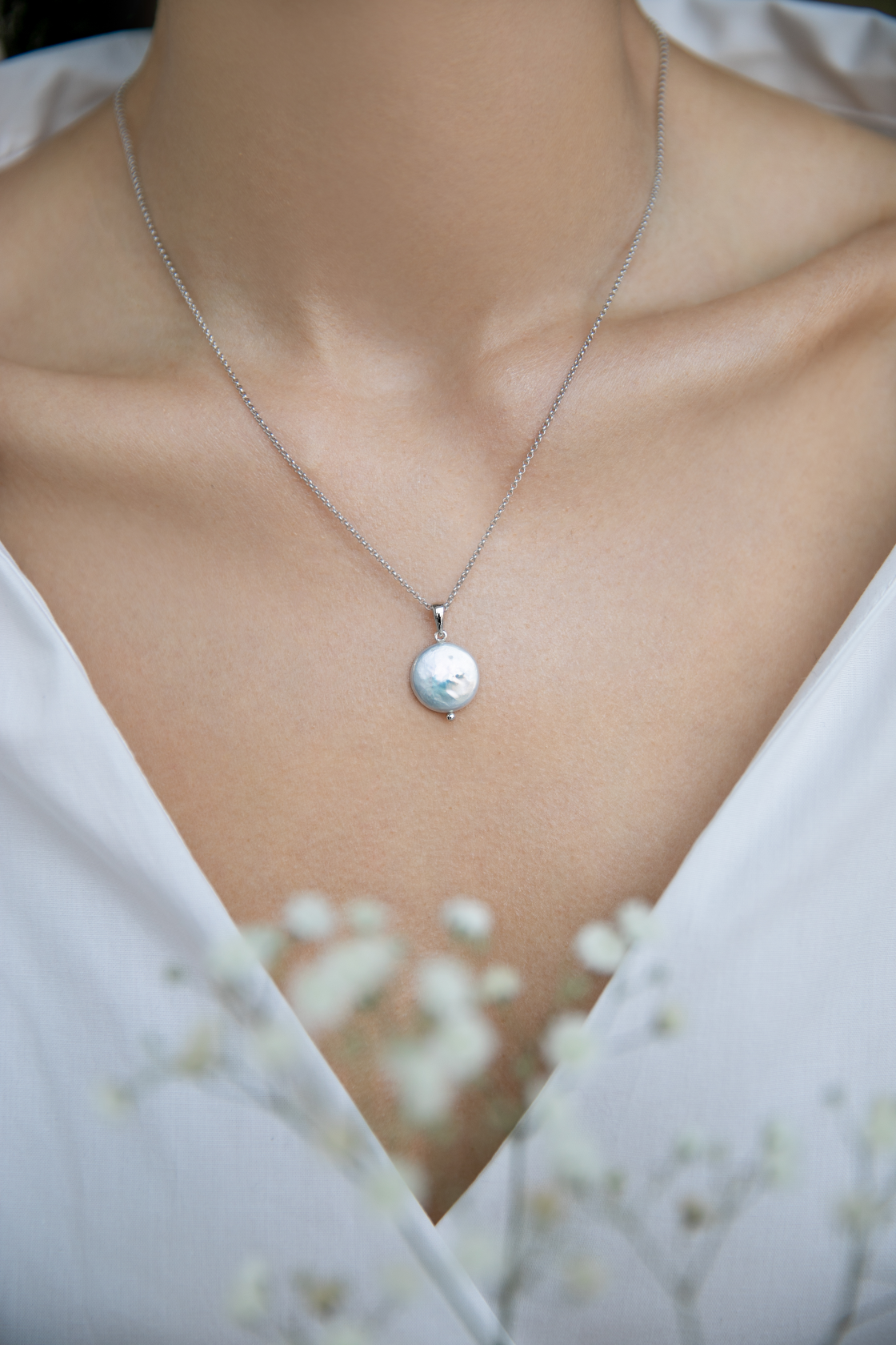 Колье: Колье с жемчужным медальоном круглой формы можно купить в ювелирном гардеробе MOMNT (Momentsilver), интернет-магазине украшений из серебра. Серебро 925, родий, вставки:реч.жемчуг. Артикул 