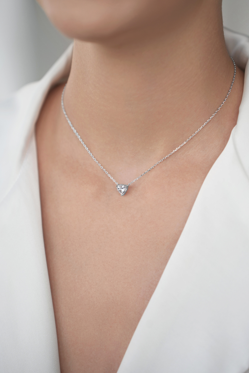 Колье: Колье в огранце "Сердце" в "ямочку" между ключиц можно купить в ювелирном гардеробе MOMNT (Momentsilver), интернет-магазине украшений из серебра. Серебро 925, родий, фианит . Артикул 