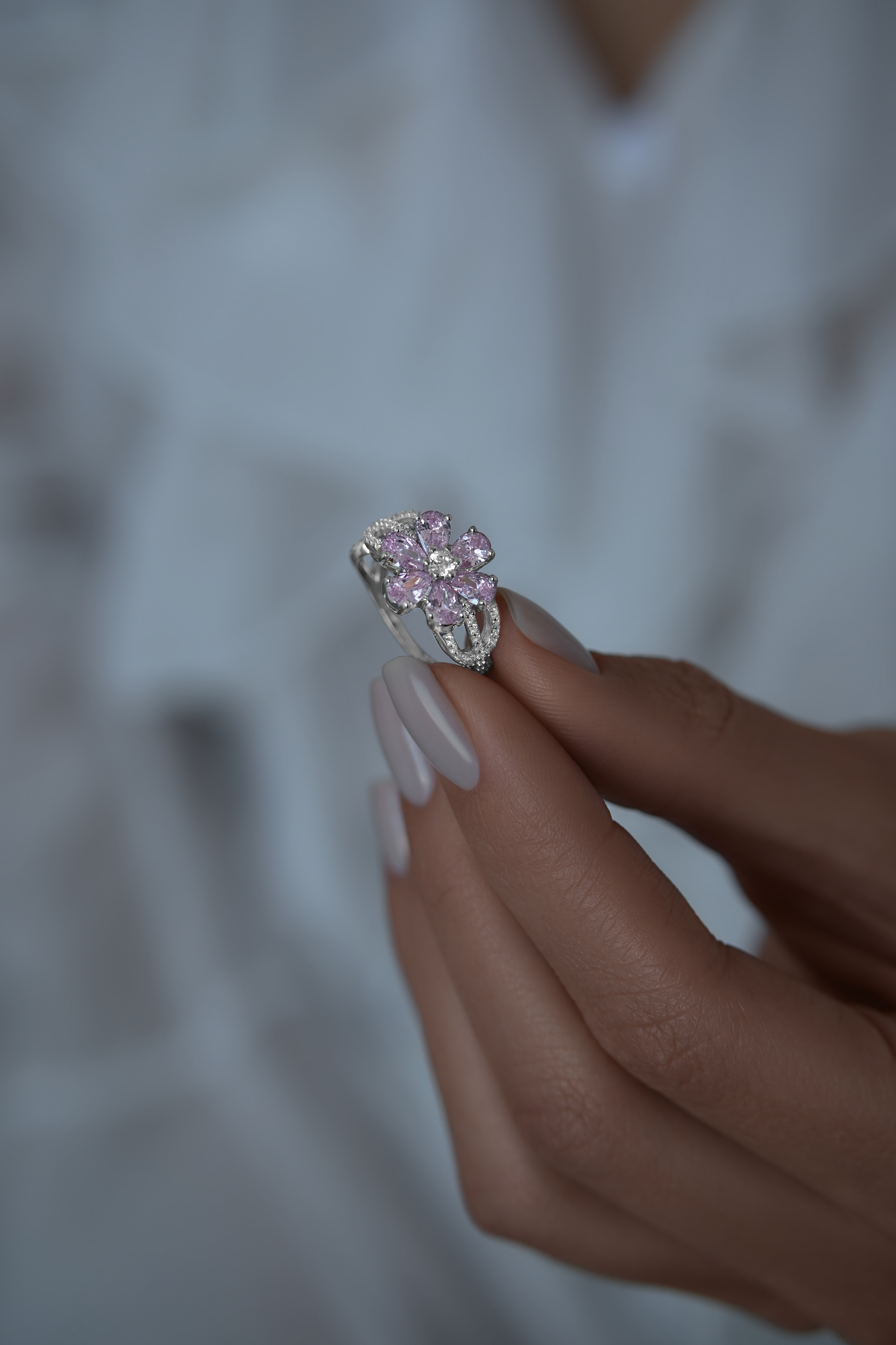 Кольца: Кольцо Цветок можно купить в ювелирном гардеробе MOMNT (Momentsilver), интернет-магазине украшений из серебра. Серебро 925,родий. Вставки: куб.цирконий. Артикул 