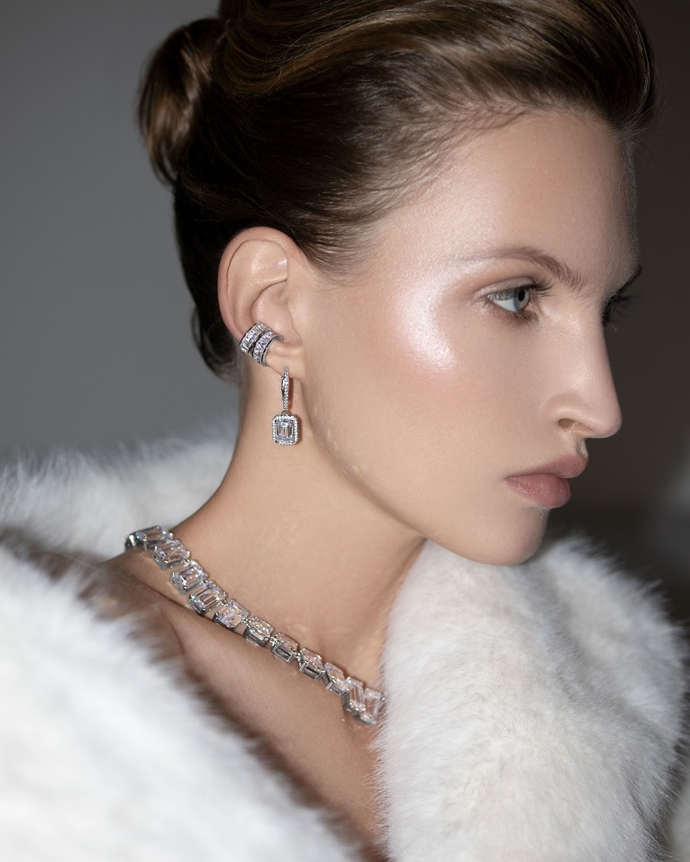 Бижутерия: Серьги в огранке изумруд с белым камнем можно купить в ювелирном гардеробе MOMNT (Momentsilver), интернет-магазине украшений из серебра. Ювелирный сплав, родий, вставки: куб. цирконий. Артикул 