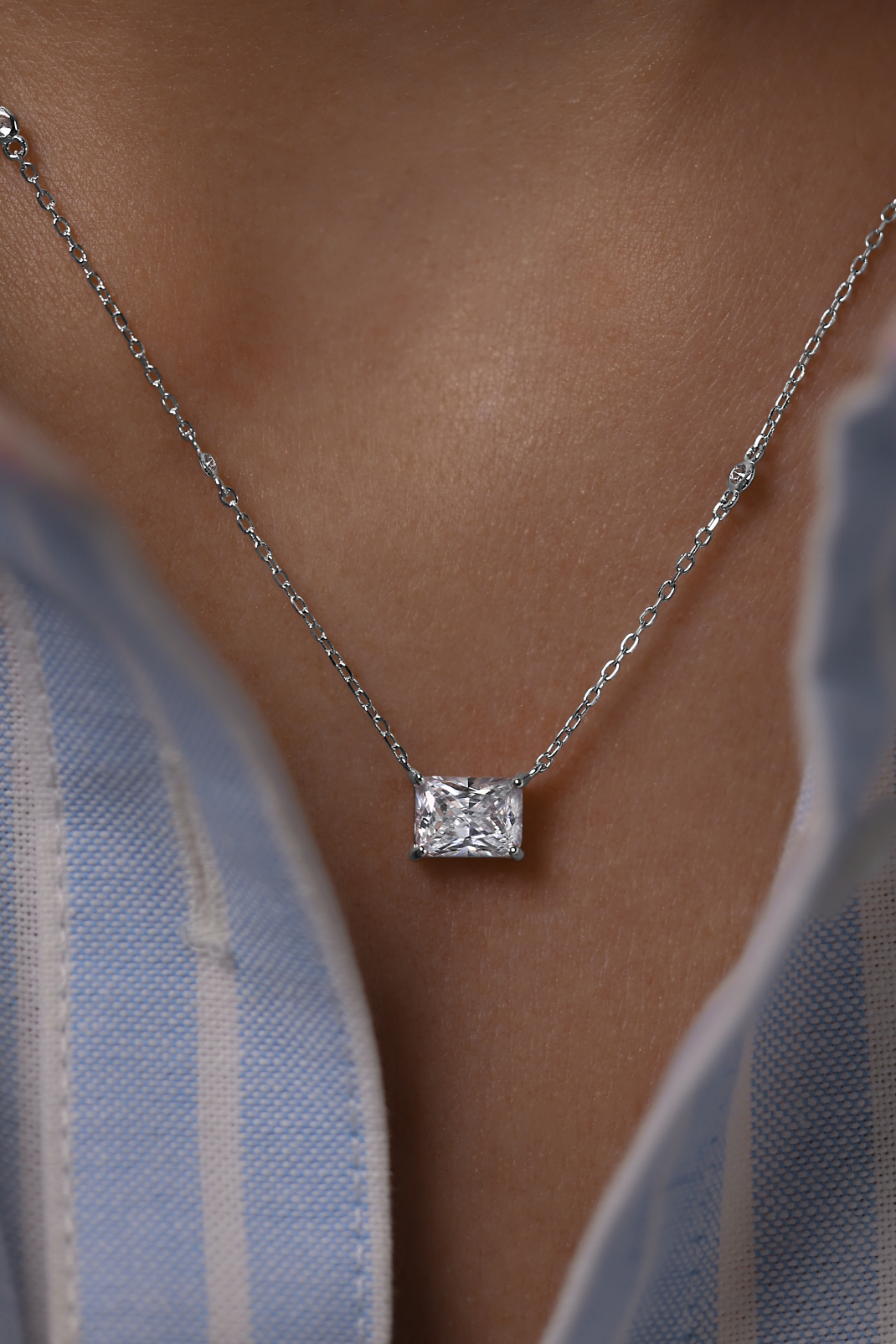 Колье: Колье с прямоугольным камнем в огранке Радиант можно купить в ювелирном гардеробе MOMNT (Momentsilver), интернет-магазине украшений из серебра. Серебро 925, родий. Вставки: куб.цирконий. Артикул 