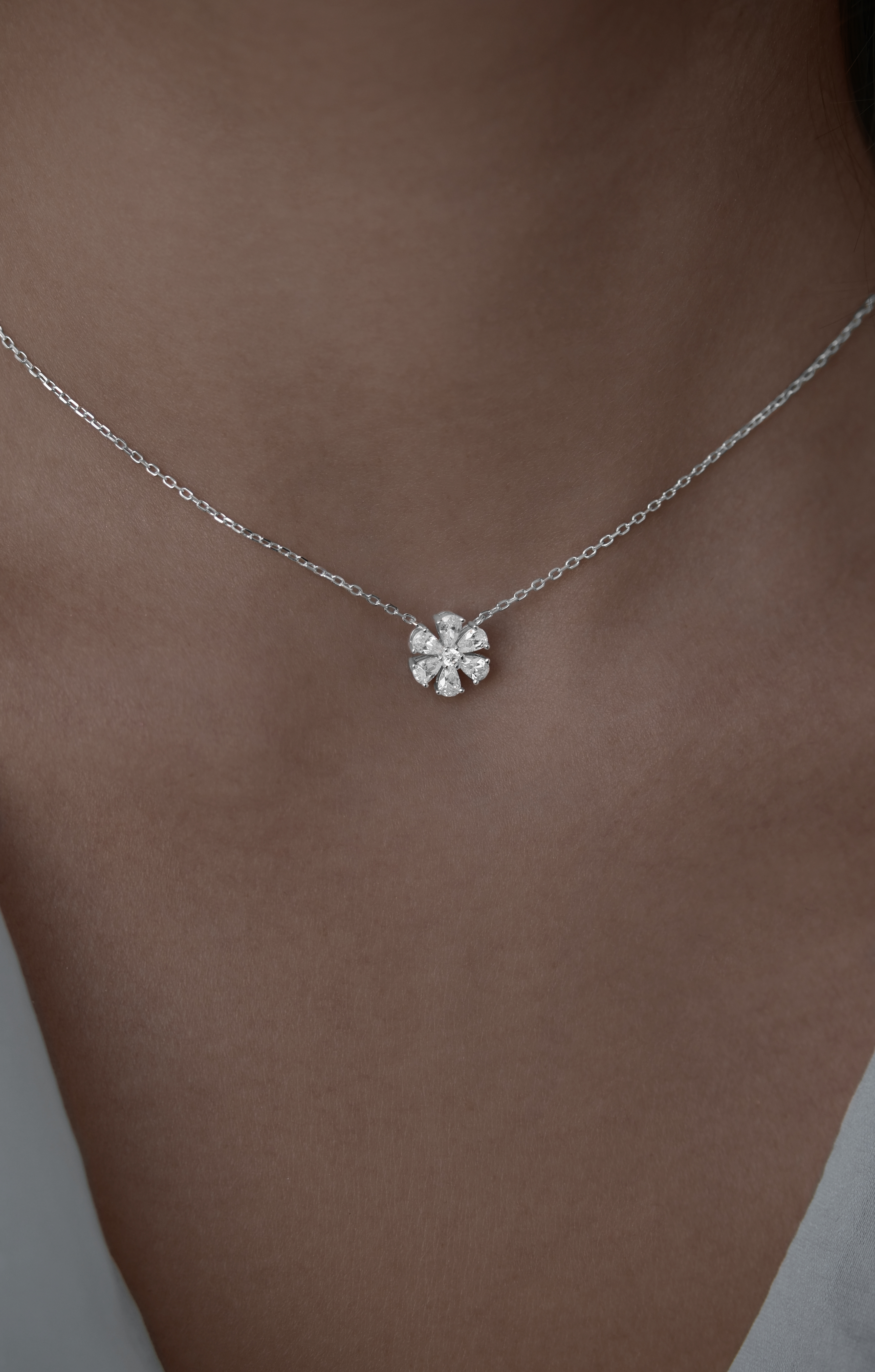 Колье: Колье Цветок можно купить в ювелирном гардеробе MOMNT (Momentsilver), интернет-магазине украшений из серебра. Серебро 925, родий. Вставки: куб.цирконий. Артикул 