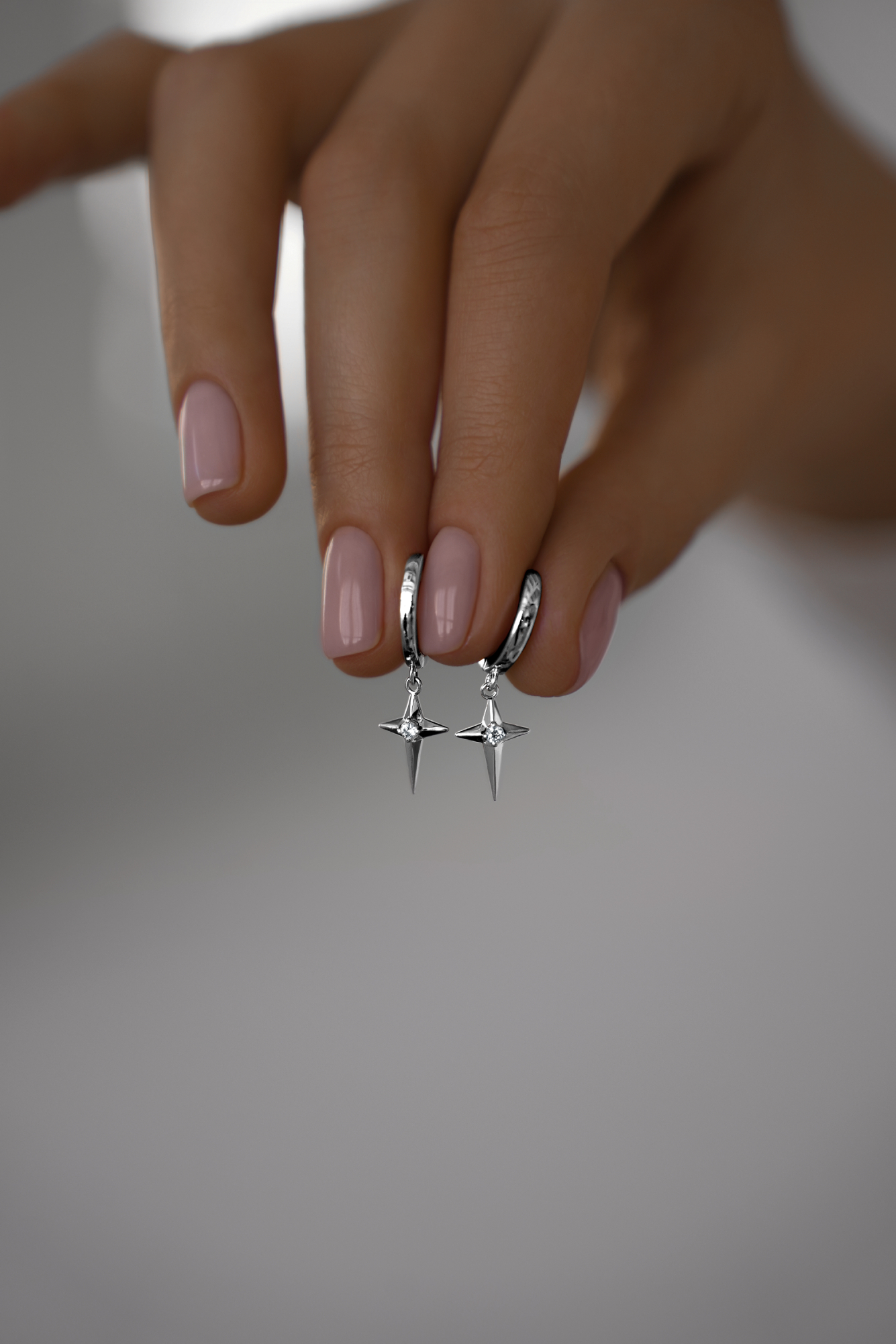 Серьги: Серьги-кольца Искры можно купить в ювелирном гардеробе MOMNT (Momentsilver), интернет-магазине украшений из серебра. Серебро 925, родий. Артикул 