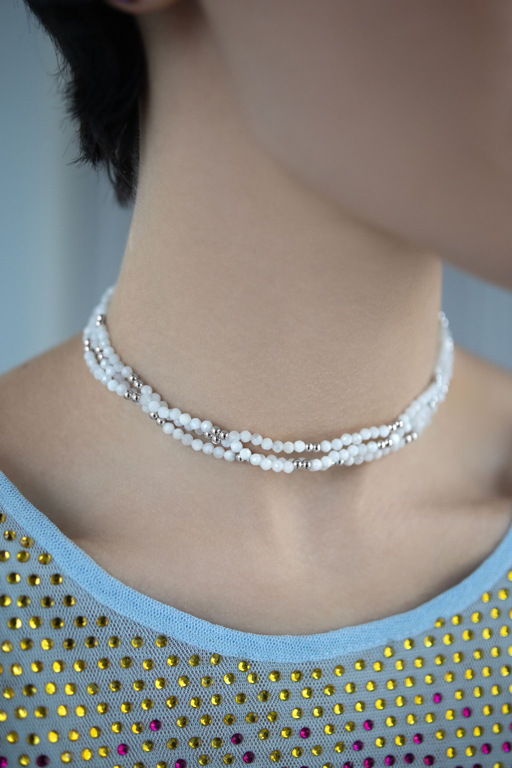 Бижутерия: Колье-чокер из белого кварца можно купить в ювелирном гардеробе MOMNT (Momentsilver), интернет-магазине украшений из серебра. Ювелирный сплав без примесей никеля и свинца, натуральный белый кварц, родий. Артикул 