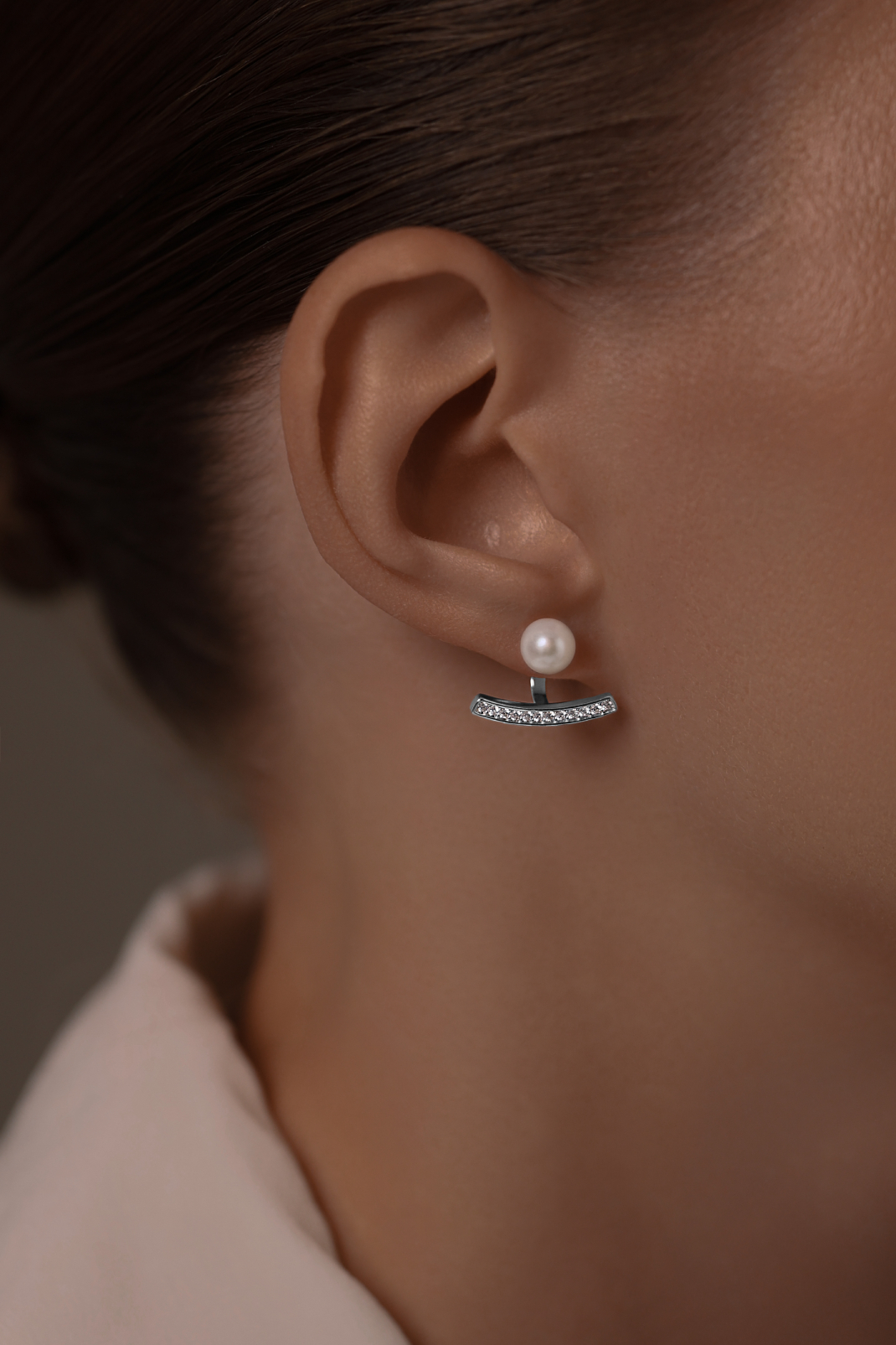 Серьги: Серьги-жакеты Прозрачность с жемчугом можно купить в ювелирном гардеробе MOMNT (Momentsilver), интернет-магазине украшений из серебра. Серебро 925, родий, вставки:куб.цирконий; жемчуг. Артикул 