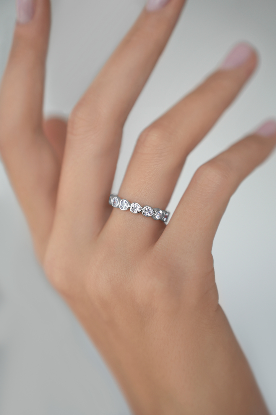 Кольца: Кольцо дорожка с сердцами можно купить в ювелирном гардеробе MOMNT (Momentsilver), интернет-магазине украшений из серебра. Серебро 925, родий, вставки куб. цирконий. Артикул 