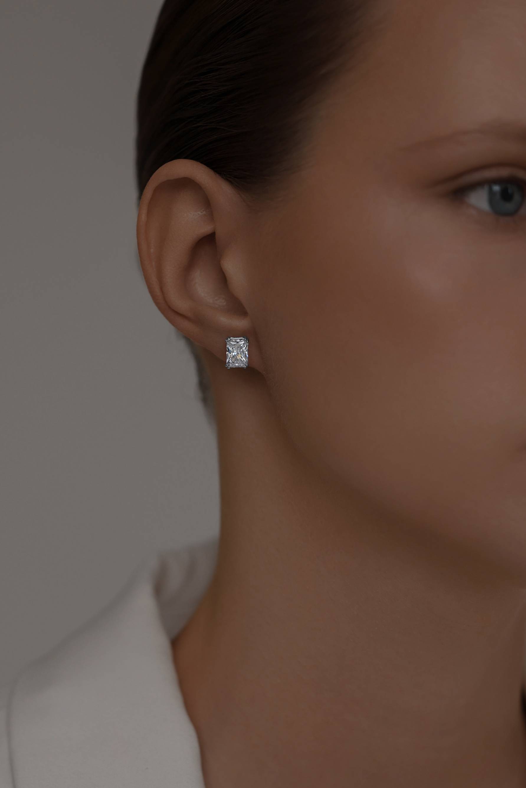 Серьги: Серьги-гвоздики в прямоугольной огранке можно купить в ювелирном гардеробе MOMNT (Momentsilver), интернет-магазине украшений из серебра. Серебро 925, родий. Артикул 