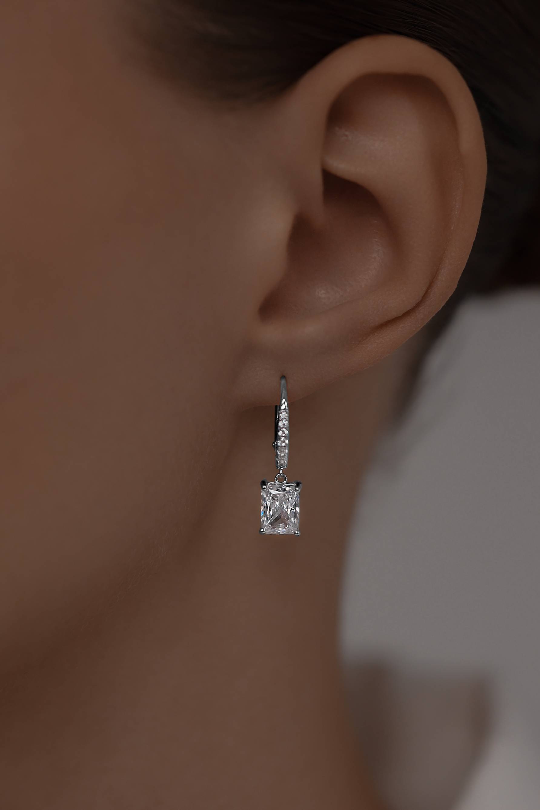 Серьги: Серьги в гранке Радиант на французском замке можно купить в ювелирном гардеробе MOMNT (Momentsilver), интернет-магазине украшений из серебра. Серебро 925, родий, вставки:куб.цирконий. Артикул 