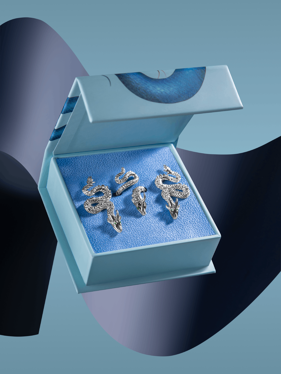 Упаковка: Коробка cо змеей на магните 8.5х8.5 можно купить в ювелирном гардеробе MOMNT (Momentsilver), интернет-магазине украшений из серебра. . Артикул 