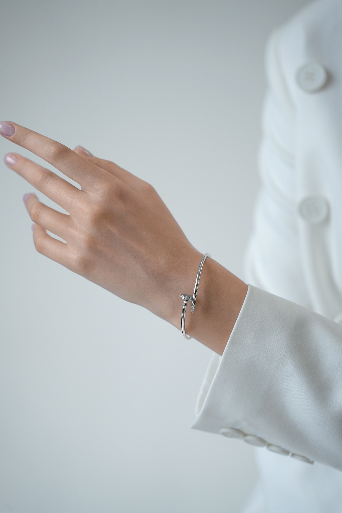 Браслеты: Браслет Гвоздь с камнями на шляпке можно купить в ювелирном гардеробе MOMNT (Momentsilver), интернет-магазине украшений из серебра. Серебро 925, родий, вставки:куб.цирконий. Артикул 