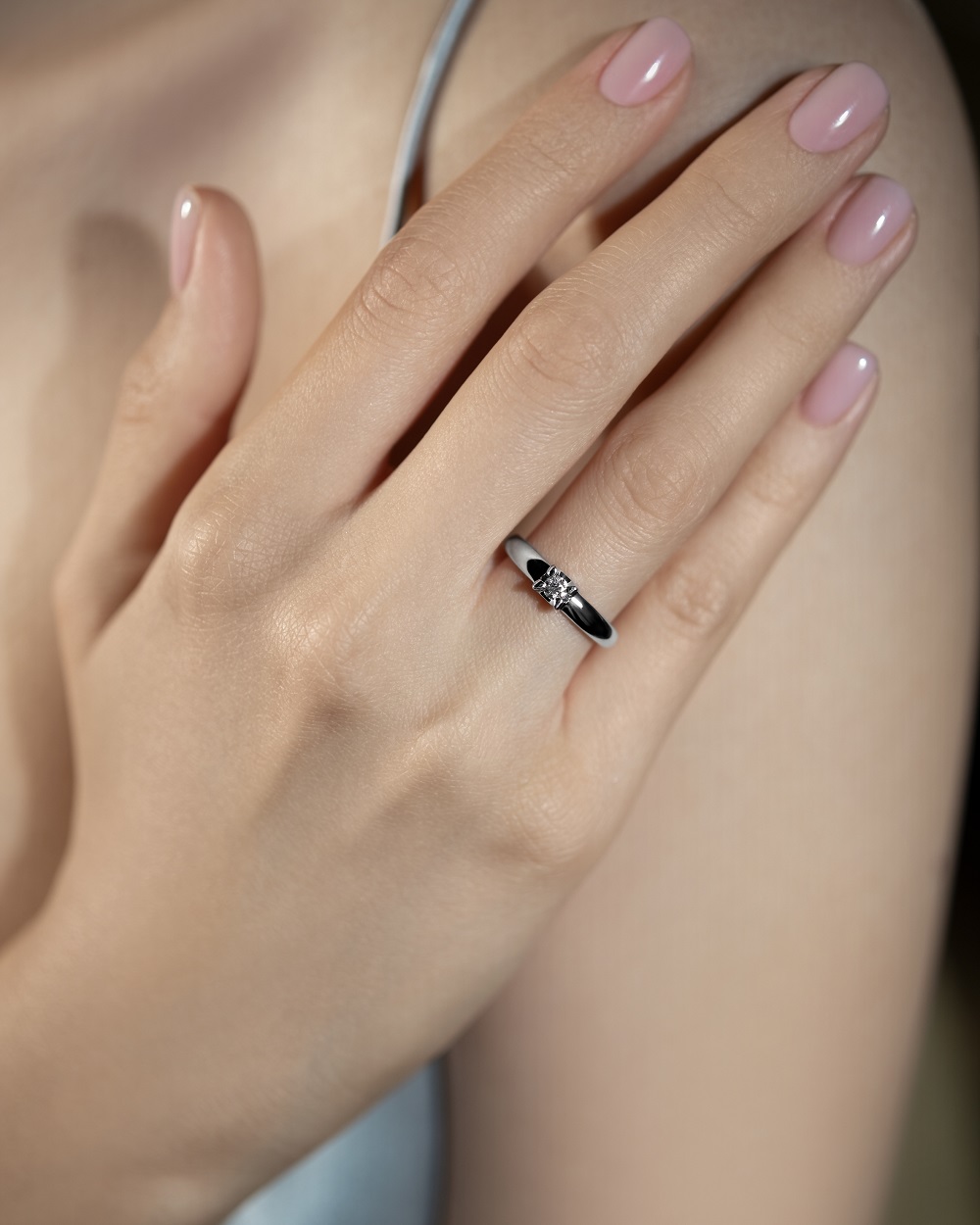 Кольца: Золотое помолвочное кольцо с бриллиантом в белом золоте можно купить в ювелирном гардеробе MOMNT (Momentsilver), интернет-магазине украшений из серебра. Золото 585. Вставки: бриллианты. Артикул 