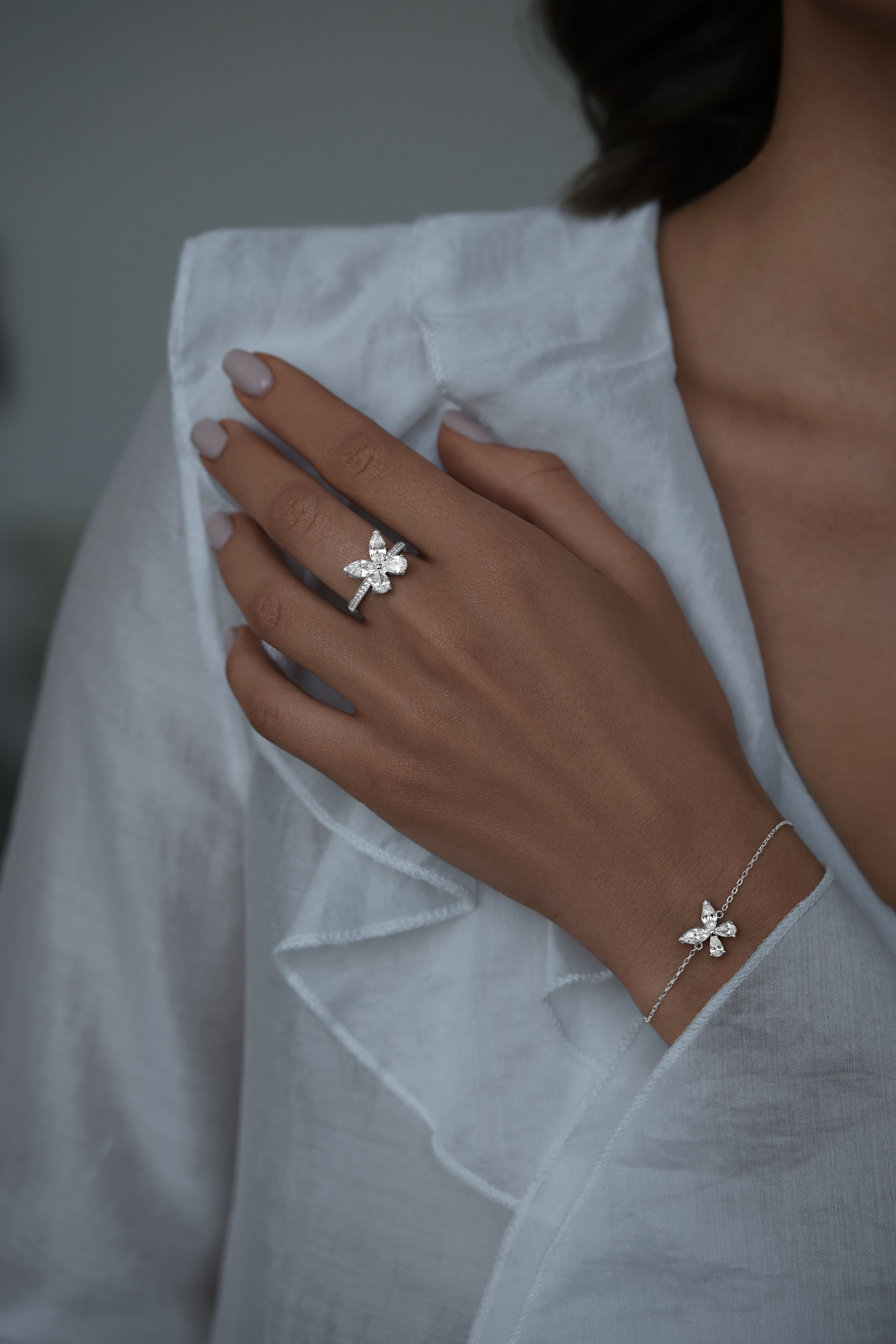 Кольца: Кольцо Бабочка можно купить в ювелирном гардеробе MOMNT (Momentsilver), интернет-магазине украшений из серебра. Серебро 925,родий. Вставки: куб.цирконий. Артикул 