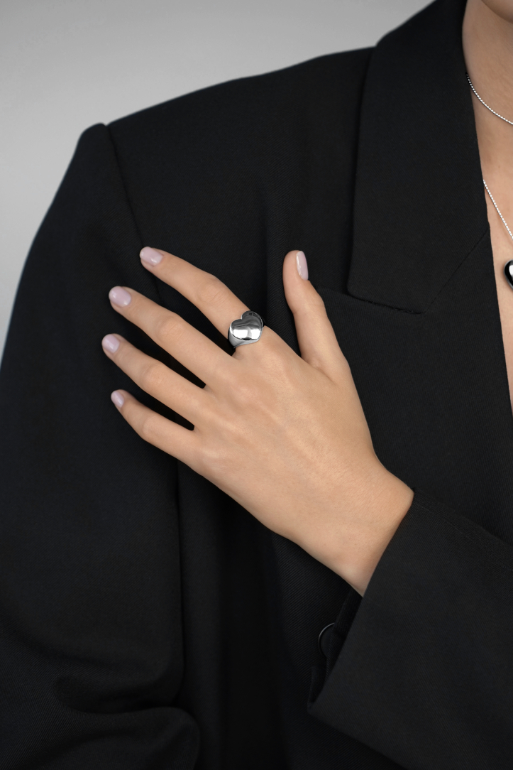 Кольца: Кольцо Раздутые чувства можно купить в ювелирном гардеробе MOMNT (Momentsilver), интернет-магазине украшений из серебра. Серебро 925, родий. Артикул 