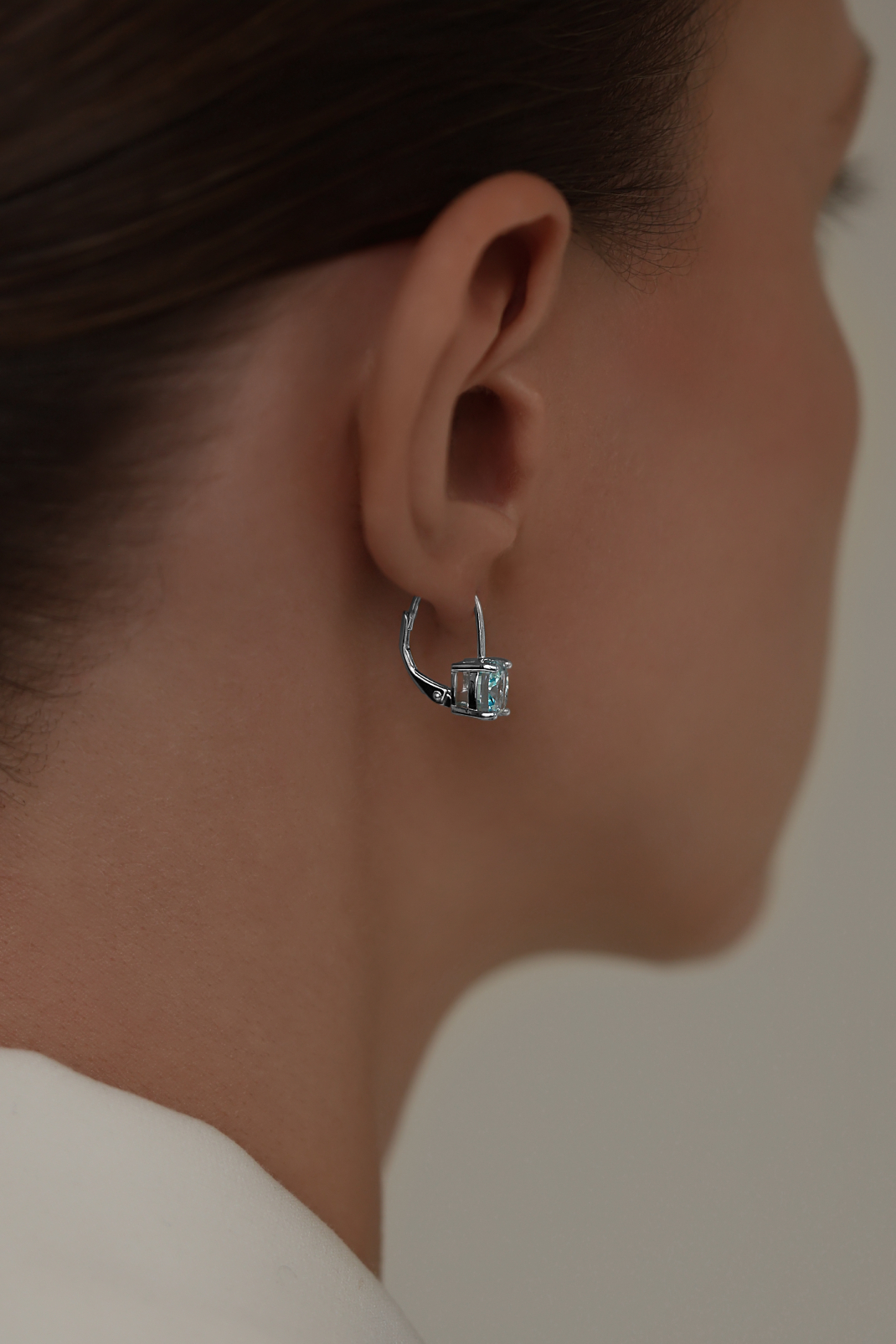 Серьги: Серьги с голубыми бриллианитами в огранке Кушон на французском замке можно купить в ювелирном гардеробе MOMNT (Momentsilver), интернет-магазине украшений из серебра. Серебро 925, родий. Артикул 