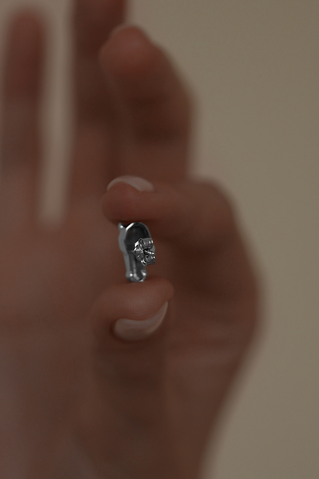 Все украшения: Серьги Cheval можно купить в ювелирном гардеробе MOMNT (Momentsilver), интернет-магазине украшений из серебра. Серебро 925, родий. Артикул 