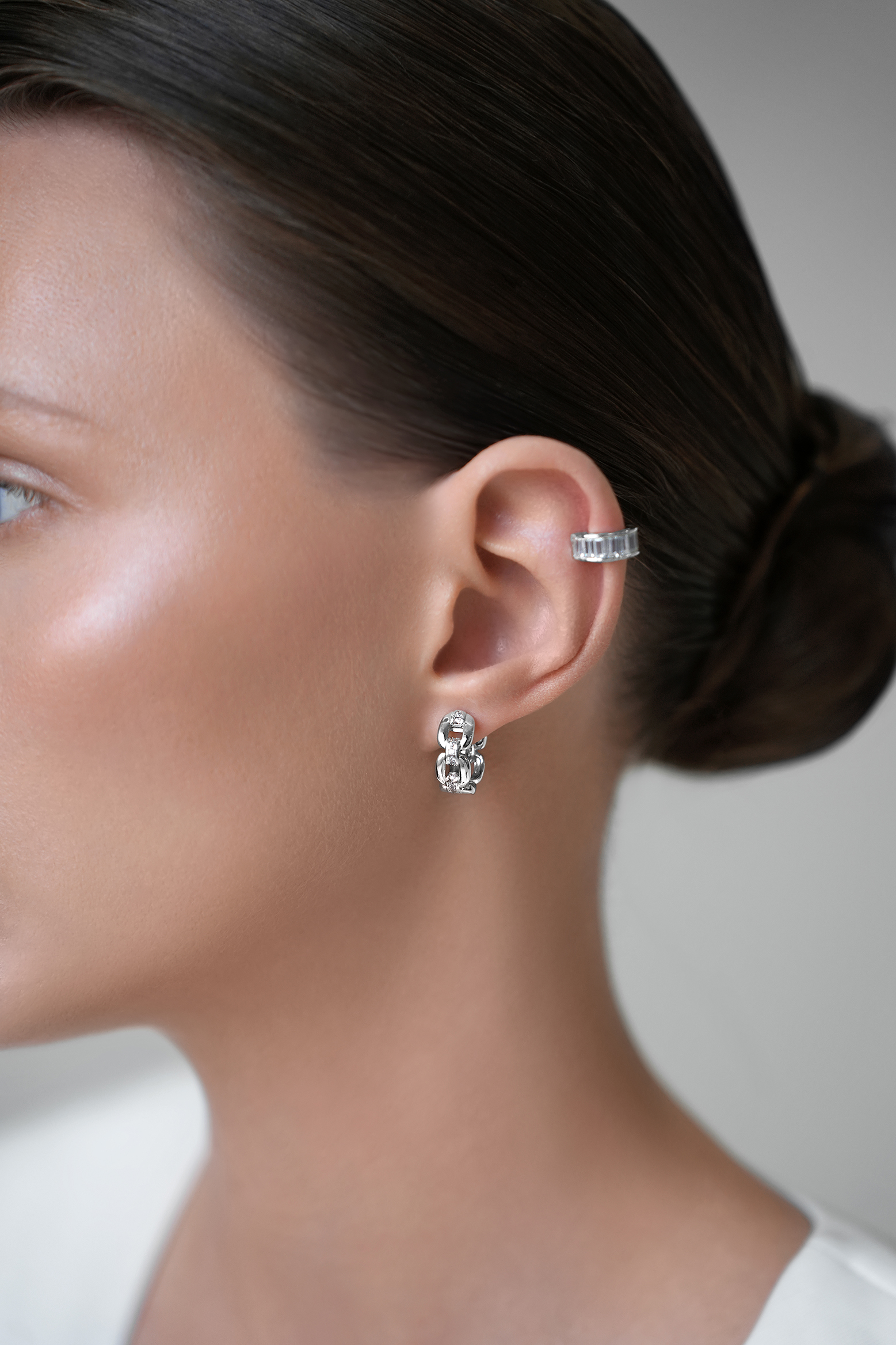 Серьги: Серьги-хаггисы Звенья можно купить в ювелирном гардеробе MOMNT (Momentsilver), интернет-магазине украшений из серебра. Серебро 925, родий, вставки:куб.цирконий. Артикул 