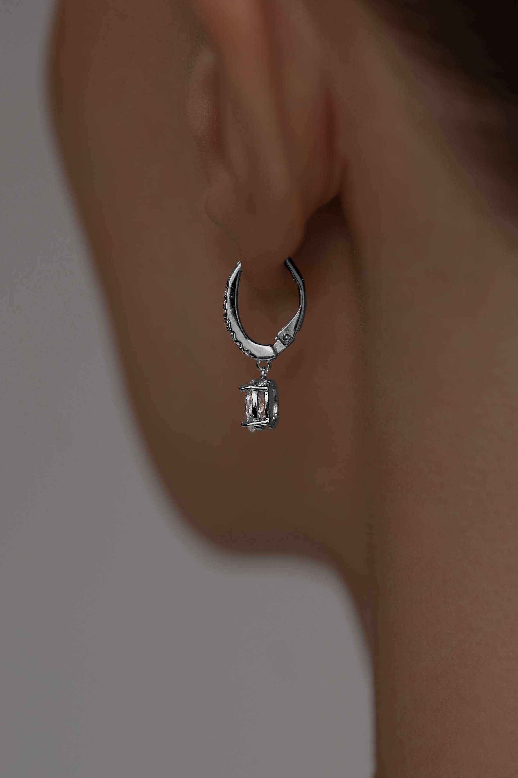 Серьги: Серьги в огранке овал на французском замке можно купить в ювелирном гардеробе MOMNT (Momentsilver), интернет-магазине украшений из серебра. Серебро 925, родий, вставки:куб.цирконий. Артикул 