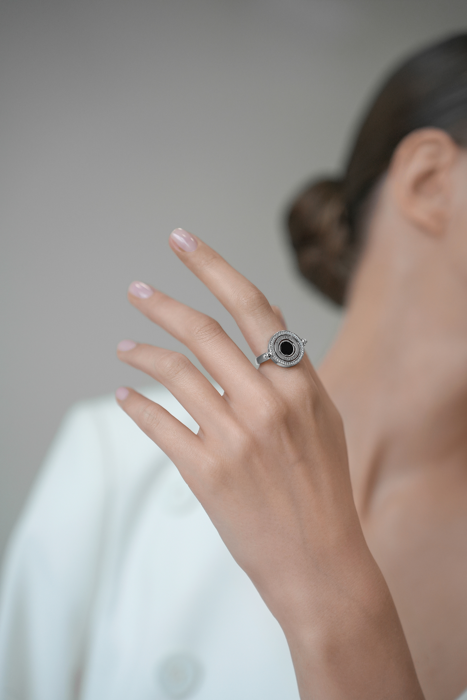 Кольца: Кольцо-маховик "Место силы" с ониксом можно купить в ювелирном гардеробе MOMNT (Momentsilver), интернет-магазине украшений из серебра. Серебро 925, родий, вставка: оникс . Артикул 