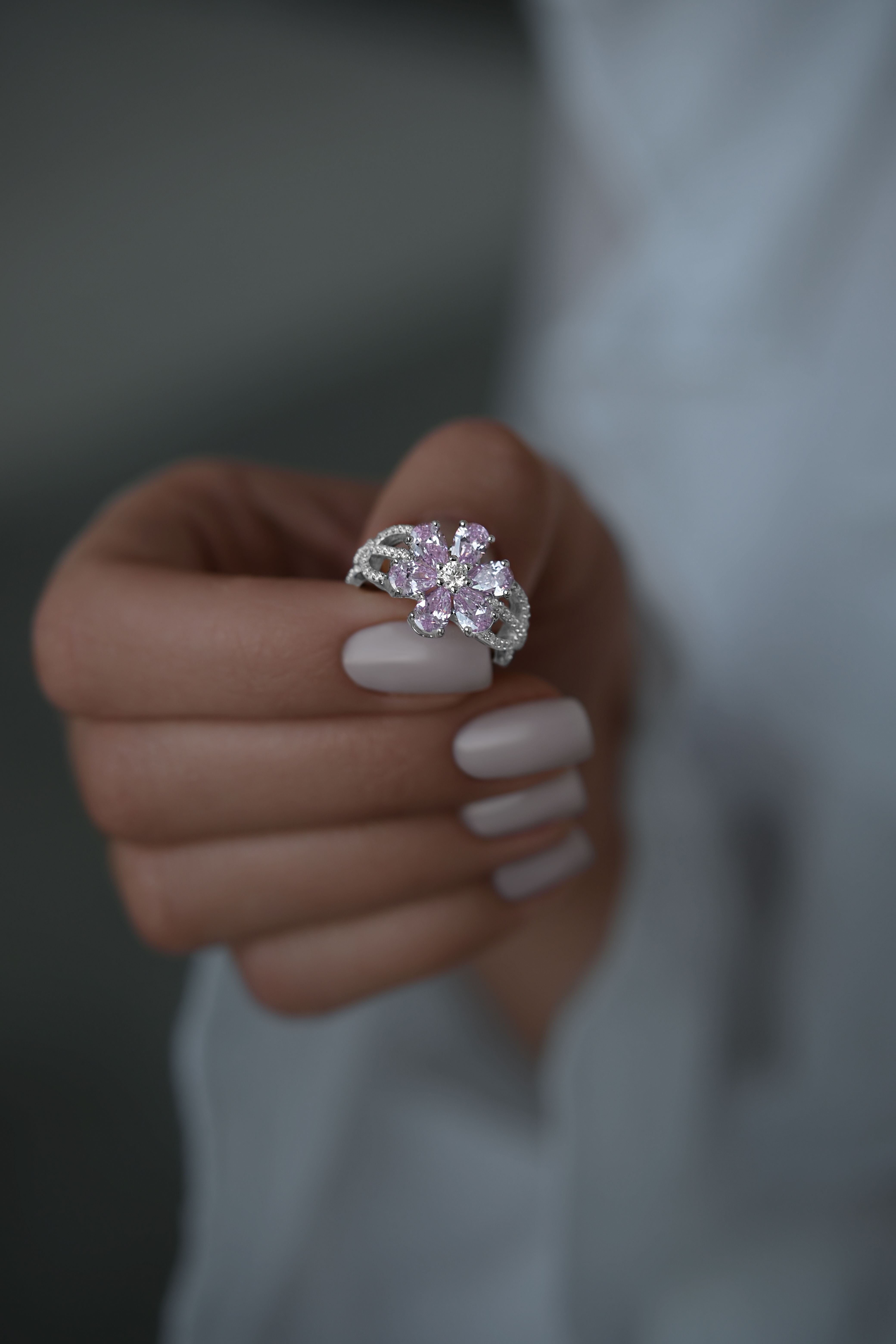 Кольца: Кольцо Цветок можно купить в ювелирном гардеробе MOMNT (Momentsilver), интернет-магазине украшений из серебра. Серебро 925,родий. Вставки: куб.цирконий. Артикул 