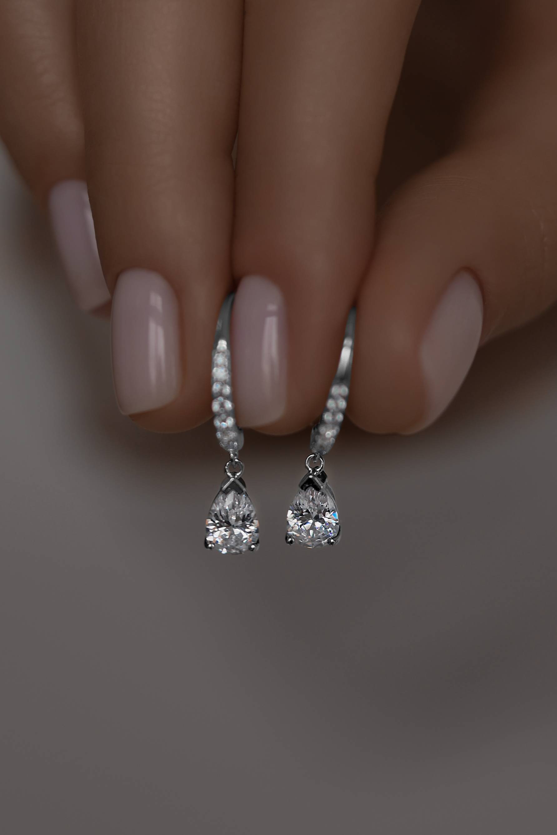 Серьги: Серьги в огранке Груша на французском замке можно купить в ювелирном гардеробе MOMNT (Momentsilver), интернет-магазине украшений из серебра. Серебро 925, родий, вставки:куб.цирконий. Артикул 