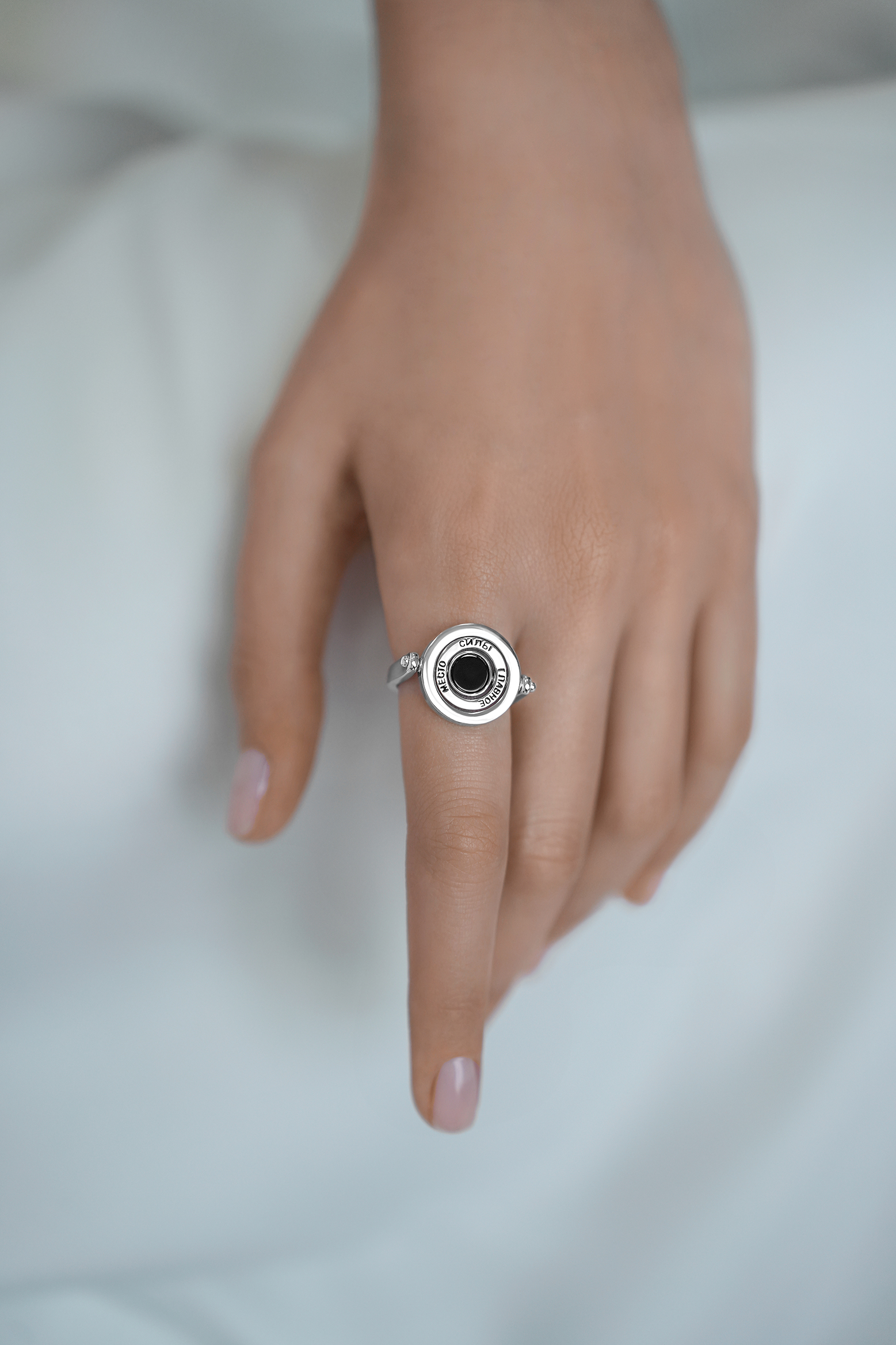 Кольца: Кольцо-маховик "Место силы" с ониксом можно купить в ювелирном гардеробе MOMNT (Momentsilver), интернет-магазине украшений из серебра. Серебро 925, родий, вставка: оникс . Артикул 