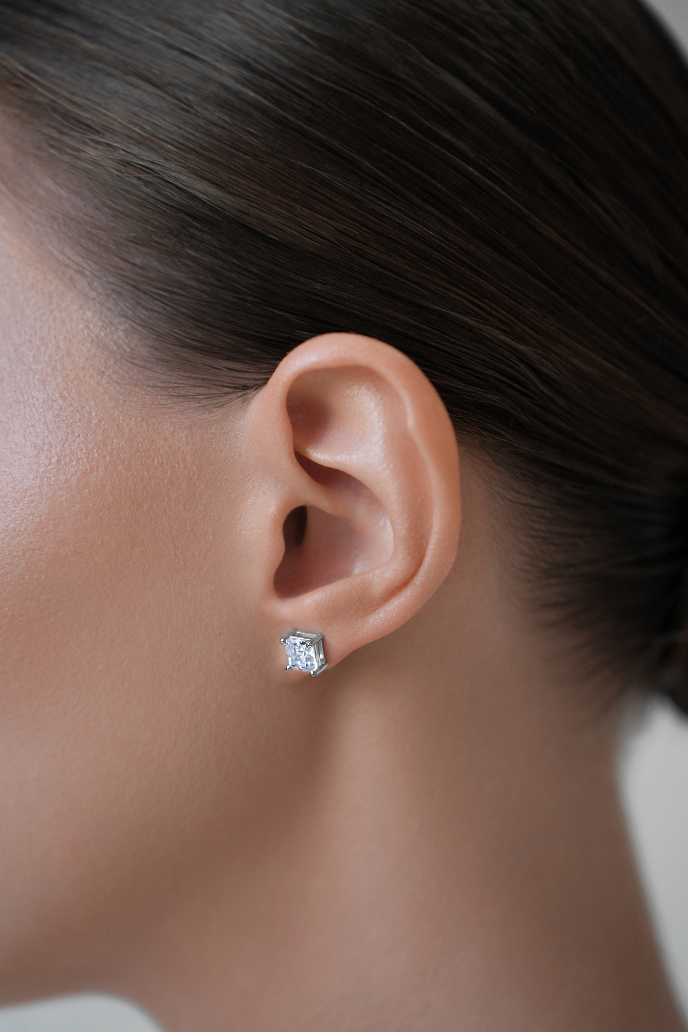 Серьги: Cерьги-гвоздики в огранке "Ашер" в открытой оправе можно купить в ювелирном гардеробе MOMNT (Momentsilver), интернет-магазине украшений из серебра. Серебро 925, родий, вставки:куб.цирконий. Артикул 