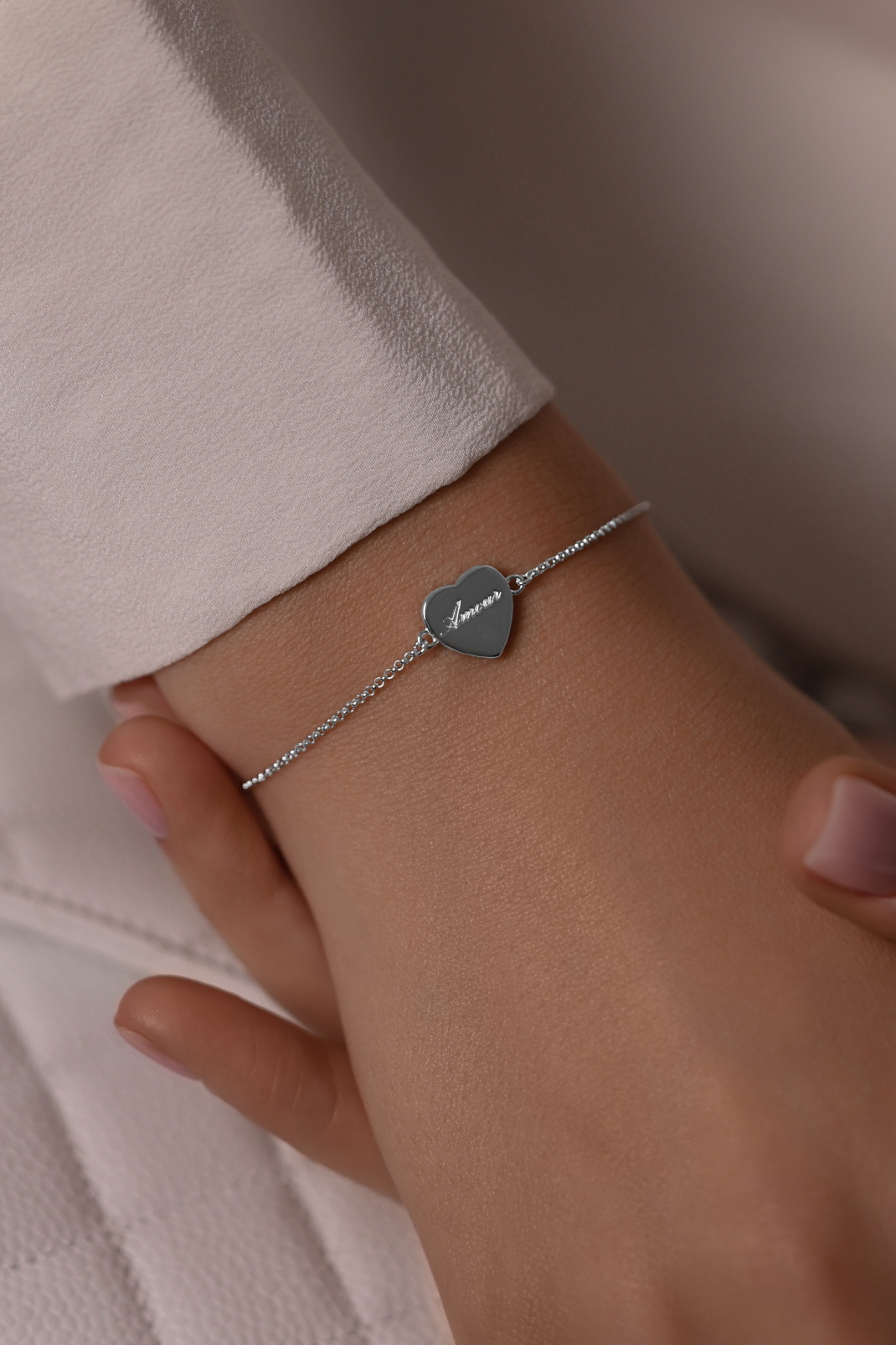 Браслеты: Браслет Сердце с розовым перламутром можно купить в ювелирном гардеробе MOMNT (Momentsilver), интернет-магазине украшений из серебра. Серебро 925 пробы. Вставки: перламутр. Артикул 