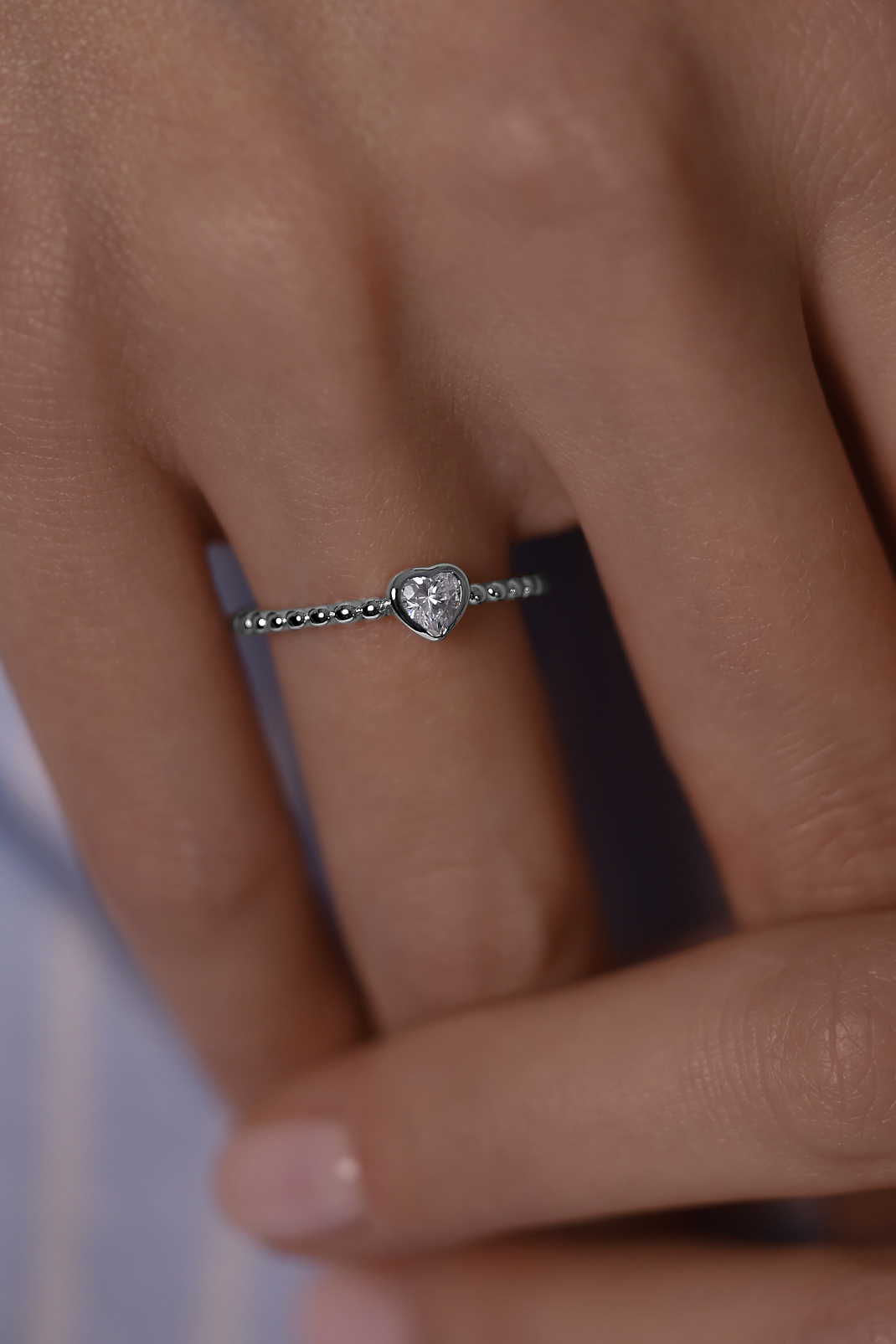 Кольца: Кольцо бабл с микросердцем  можно купить в ювелирном гардеробе MOMNT (Momentsilver), интернет-магазине украшений из серебра. Серебро 925, родий.Вставки: куб.цирконий. Артикул 