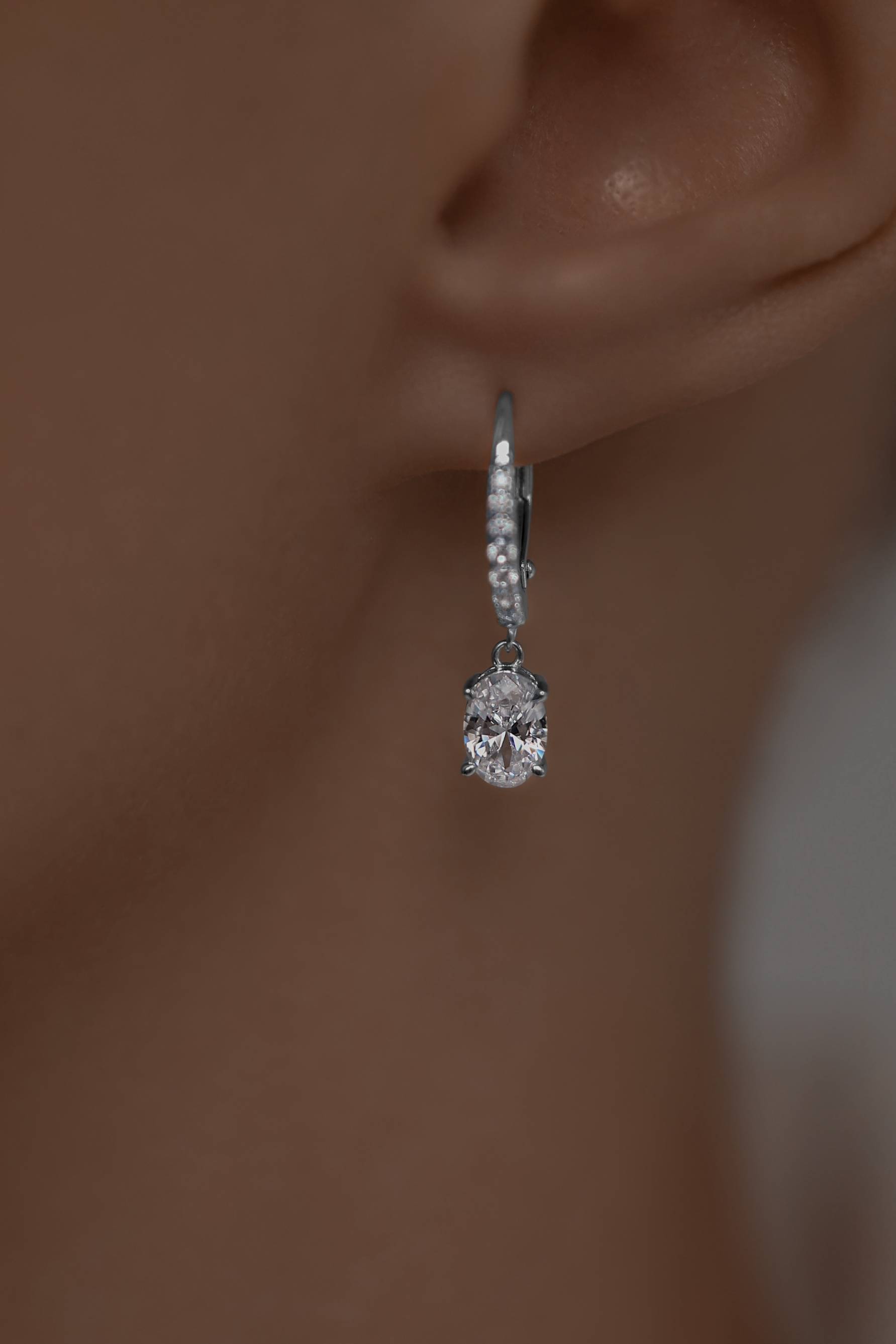 Серьги: Серьги в огранке овал на французском замке можно купить в ювелирном гардеробе MOMNT (Momentsilver), интернет-магазине украшений из серебра. Серебро 925, родий, вставки:куб.цирконий. Артикул 