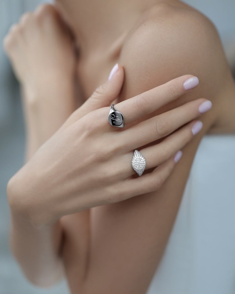 Кольца: Кольцо-печатка с камнями можно купить в ювелирном гардеробе MOMNT (Momentsilver), интернет-магазине украшений из серебра. . Артикул R088