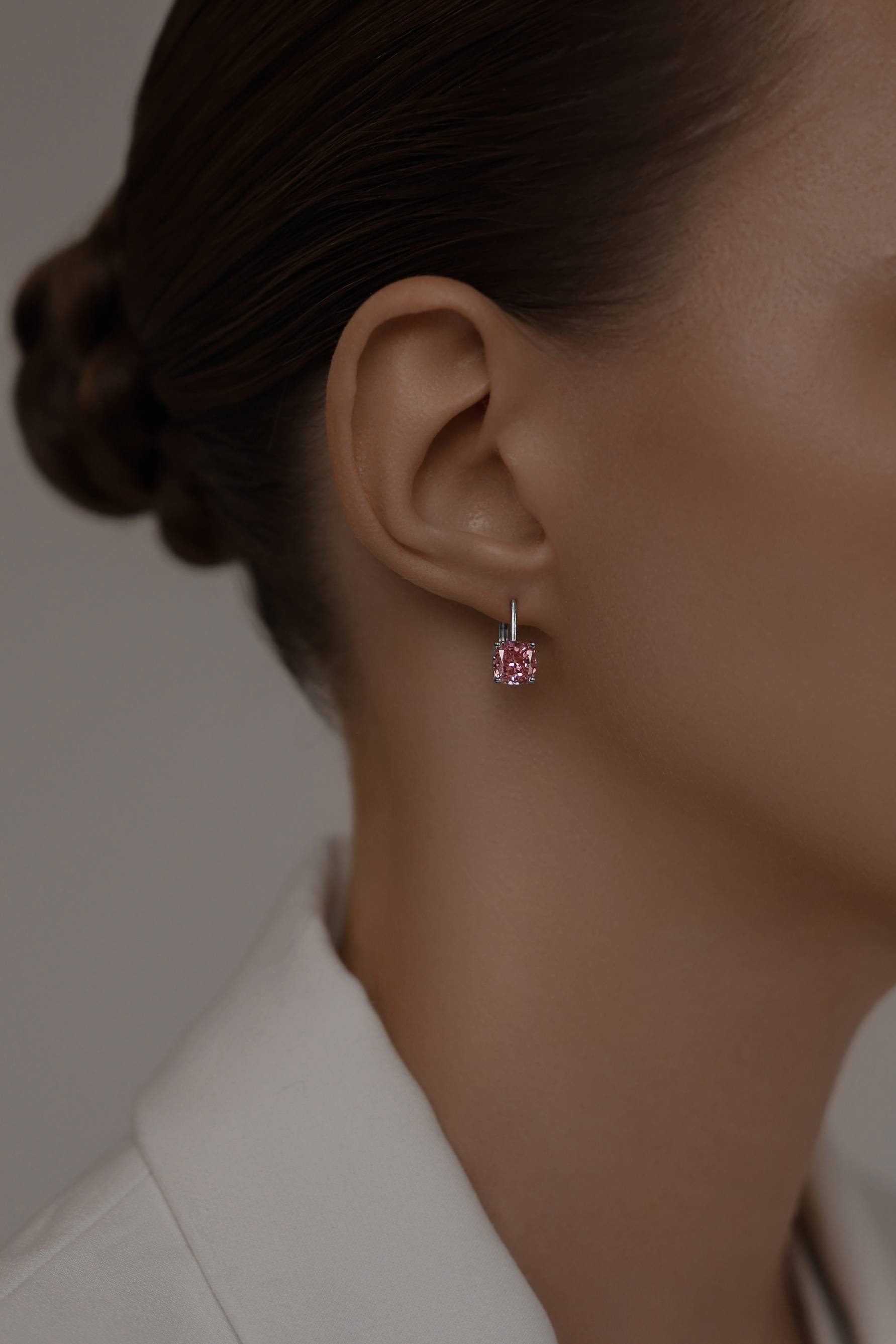 Серьги: Серьги с розовыми бриллианитами в огранке Кушон на французском замке можно купить в ювелирном гардеробе MOMNT (Momentsilver), интернет-магазине украшений из серебра. Серебро 925, родий, вставки:куб.цирконий. Артикул 