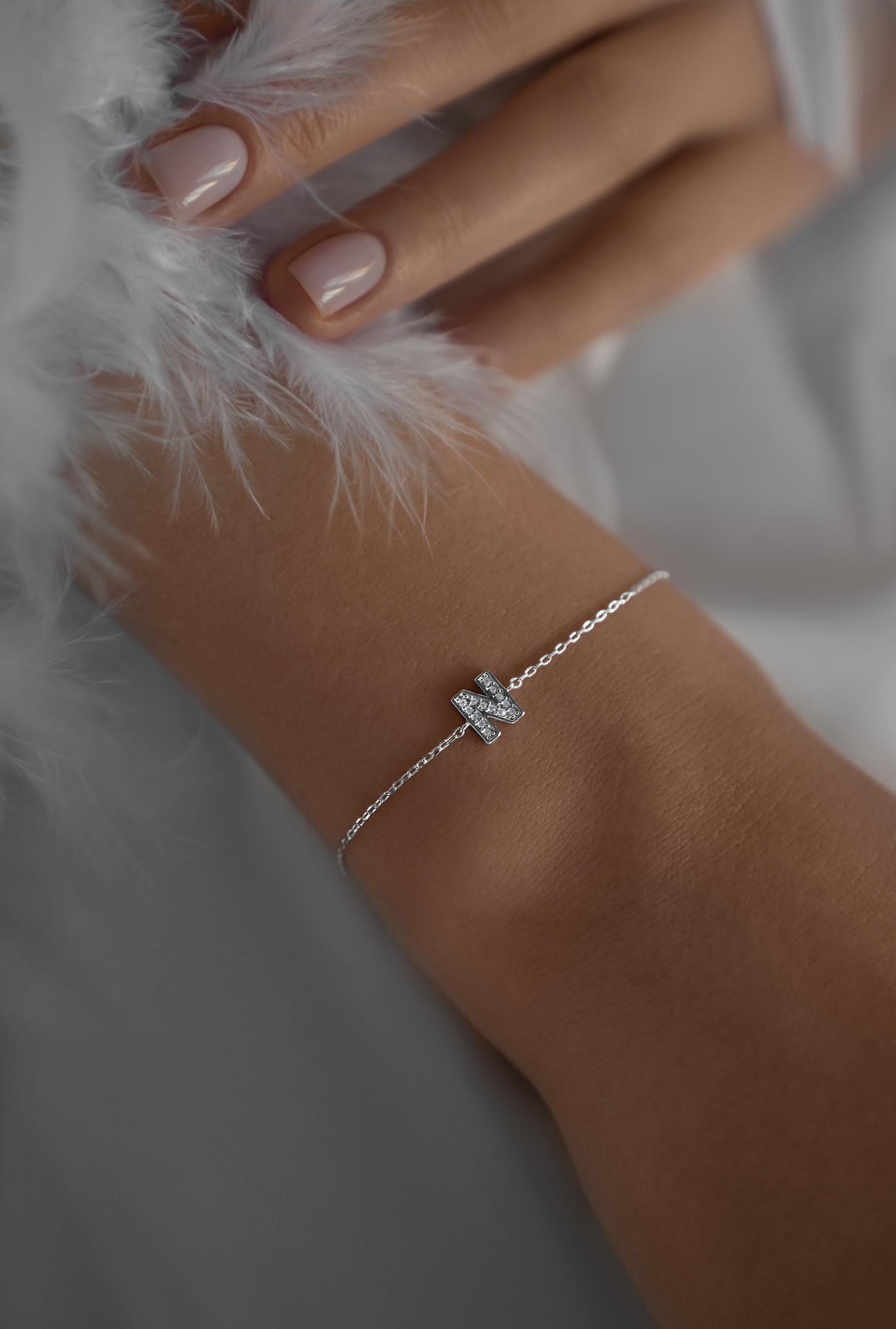 Браслеты: Браслет с буквой N можно купить в ювелирном гардеробе MOMNT (Momentsilver), интернет-магазине украшений из серебра. Серебро 925, родий, вставки:куб.цирконий. Артикул 