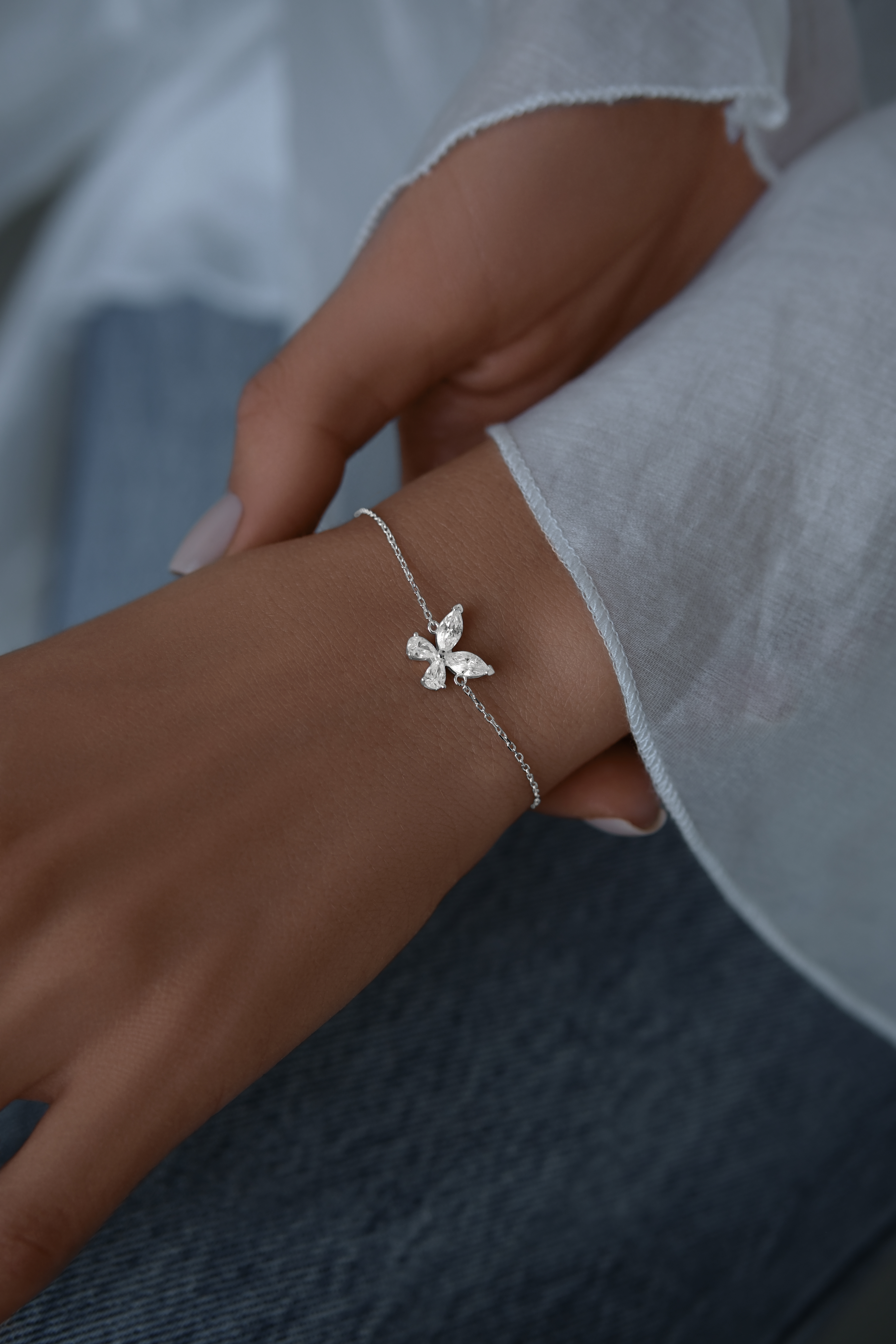 Браслеты: Браслет Бабочка  можно купить в ювелирном гардеробе MOMNT (Momentsilver), интернет-магазине украшений из серебра. Серебро 925, родий. Вставки: куб.цирконий. Артикул 