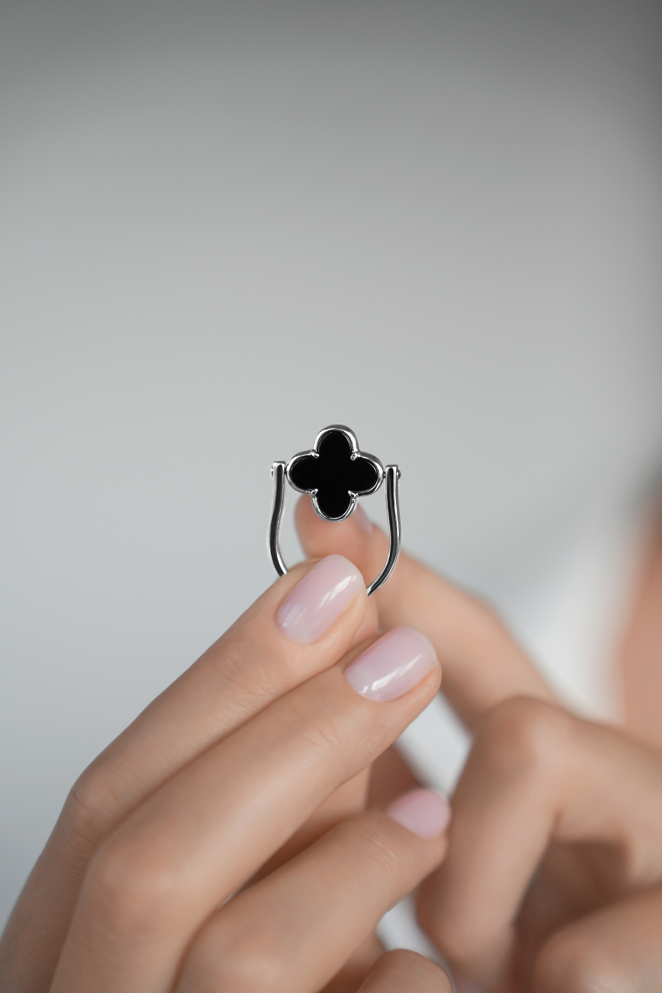 Кольца: Кольцо перевертыш клевер можно купить в ювелирном гардеробе MOMNT (Momentsilver), интернет-магазине украшений из серебра. Серебро 925, родий. Артикул 