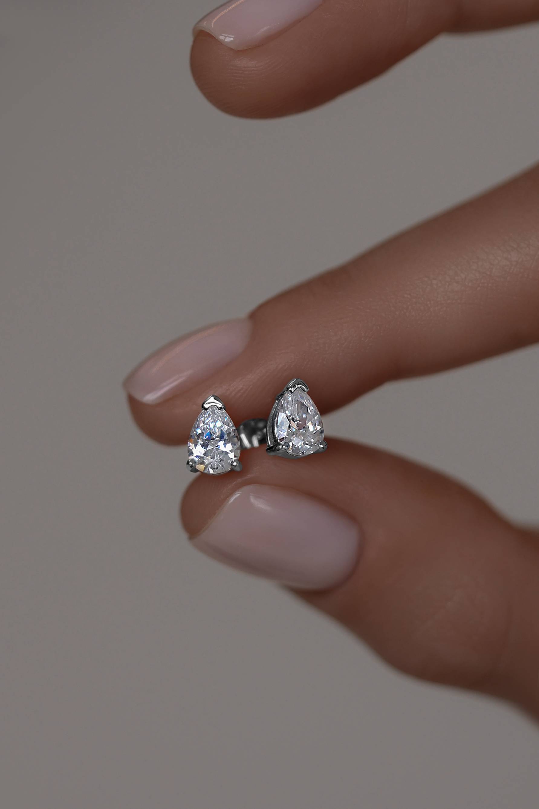 Серьги: Серьги-гвоздики в огранке Груша можно купить в ювелирном гардеробе MOMNT (Momentsilver), интернет-магазине украшений из серебра. Серебро 925, родий, вставки:куб.цирконий. Артикул 