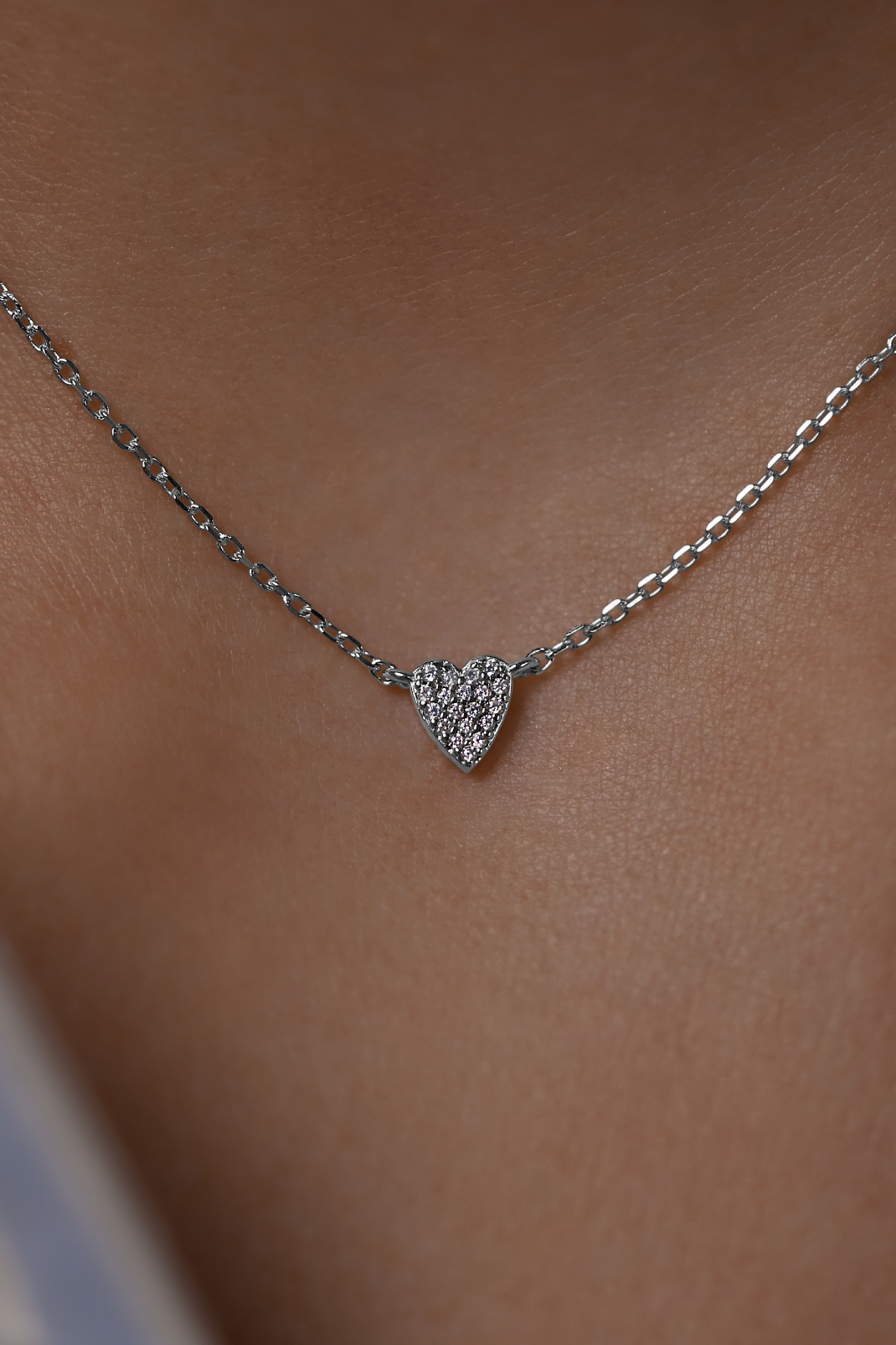 Колье: Колье Микросердце можно купить в ювелирном гардеробе MOMNT (Momentsilver), интернет-магазине украшений из серебра. Серебро 925, родий. Вставки: куб.цирконий. Артикул 