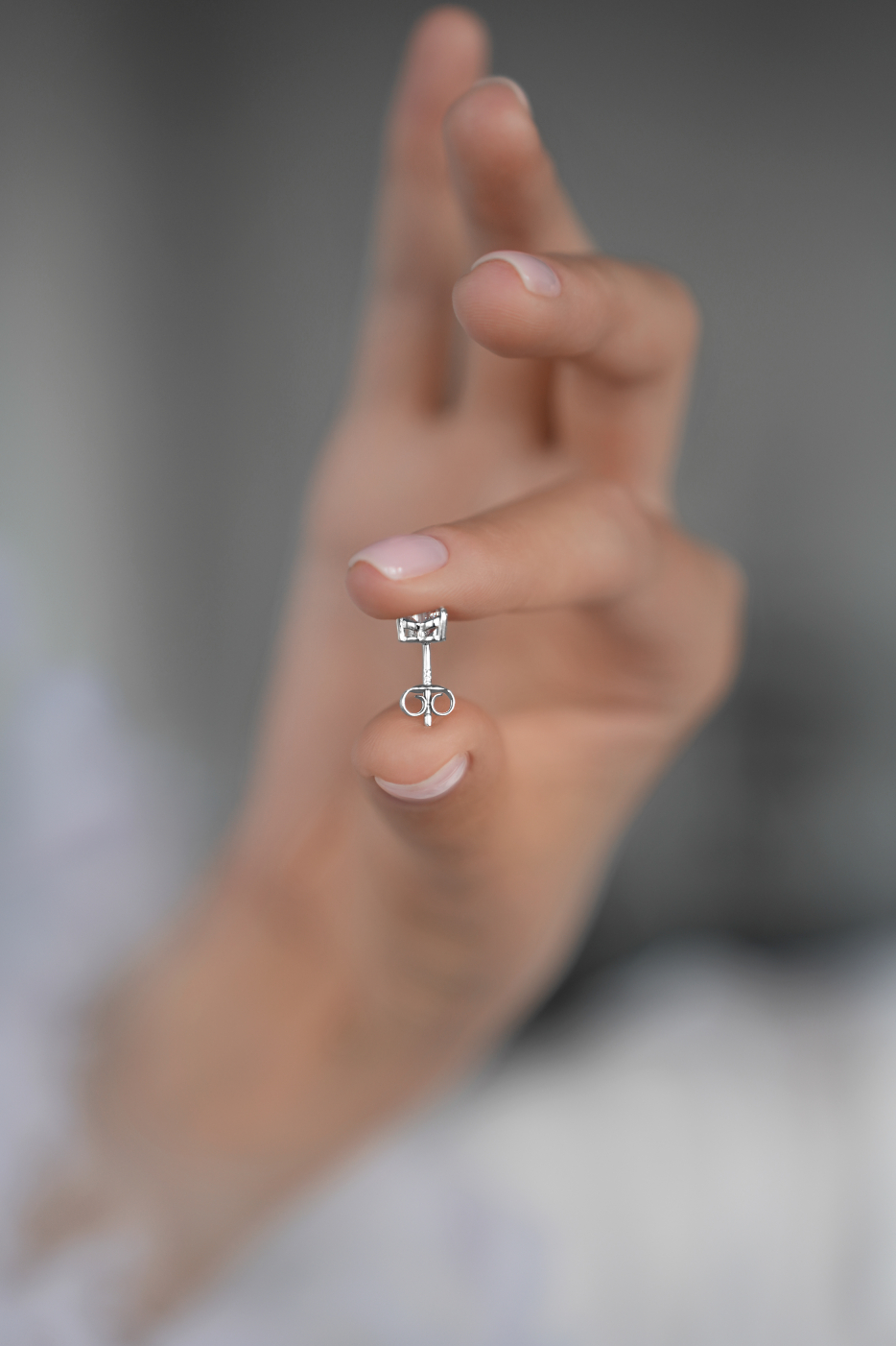 Серьги: Серьги-гвоздики в огранке "Сердце" можно купить в ювелирном гардеробе MOMNT (Momentsilver), интернет-магазине украшений из серебра. Серебро 925, родий, фианиты . Артикул 