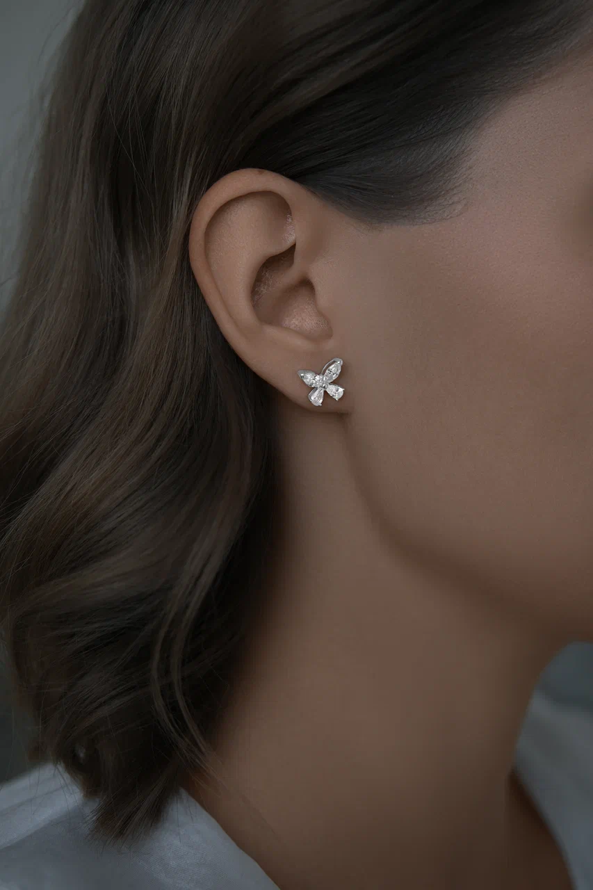 Серьги: Серьги гвоздики Бабочки 9 мм можно купить в ювелирном гардеробе MOMNT (Momentsilver), интернет-магазине украшений из серебра. Серебро 925, родий, вставки:куб.цирконий. Артикул 