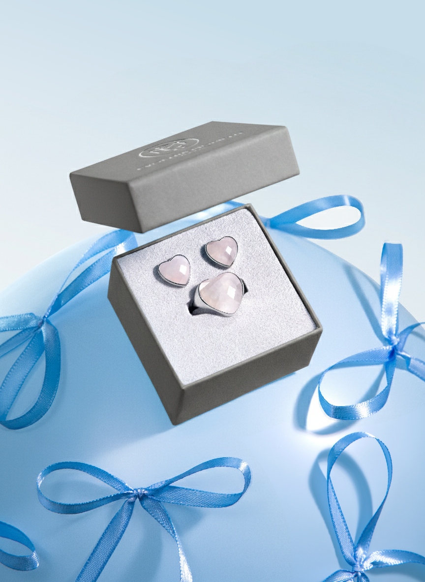 Упаковка: Коробка подарочная EVGENIA MOMENT 5*5 см серая можно купить в ювелирном гардеробе MOMNT (Momentsilver), интернет-магазине украшений из серебра. Подарочная коробка 5*5см. Артикул 