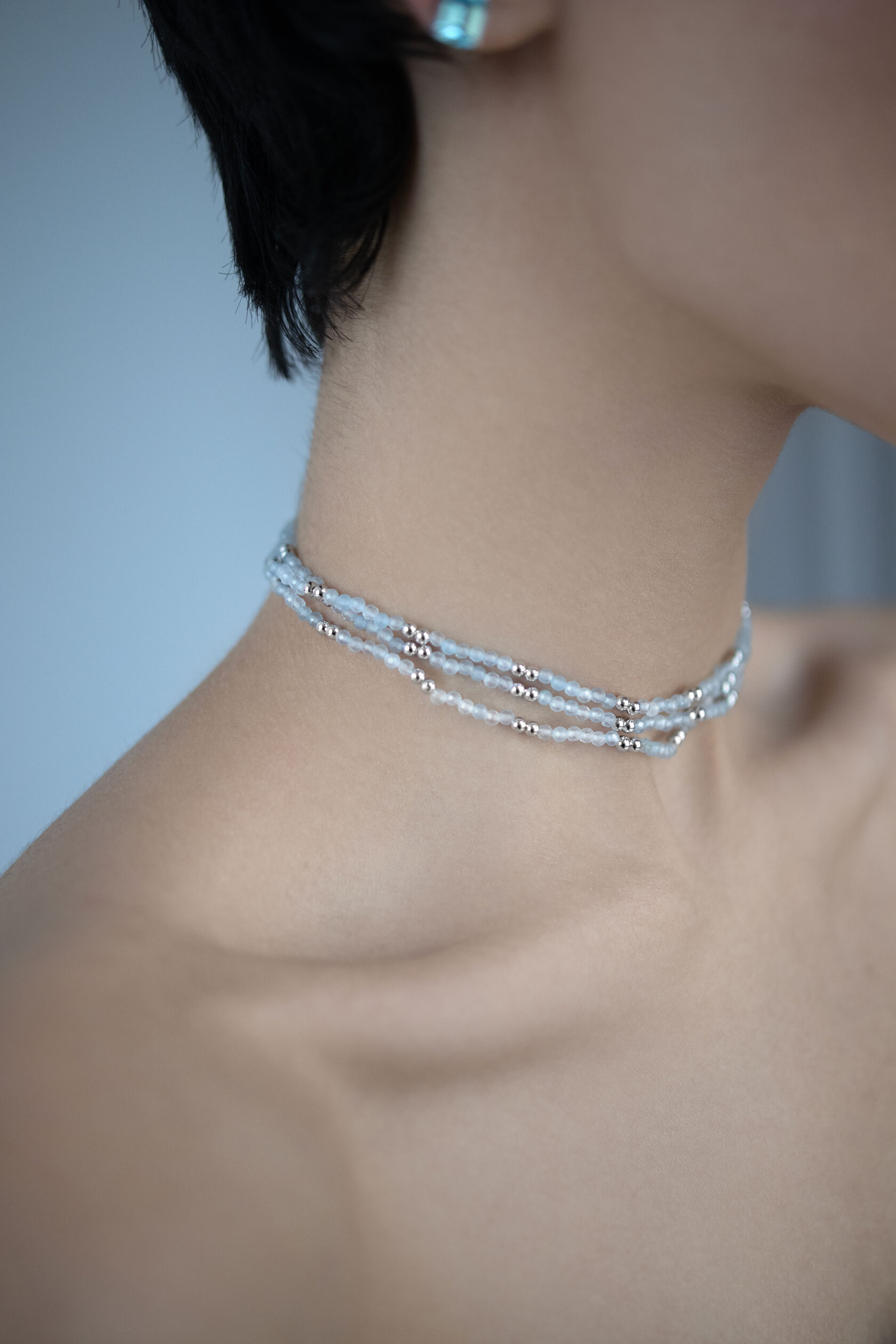 Бижутерия: Голубое колье-чокер из аквамарина можно купить в ювелирном гардеробе MOMNT (Momentsilver), интернет-магазине украшений из серебра. Ювелирный сплав без примесей никеля и свинца, бусины - натуральный аквамарин, родий. Артикул 