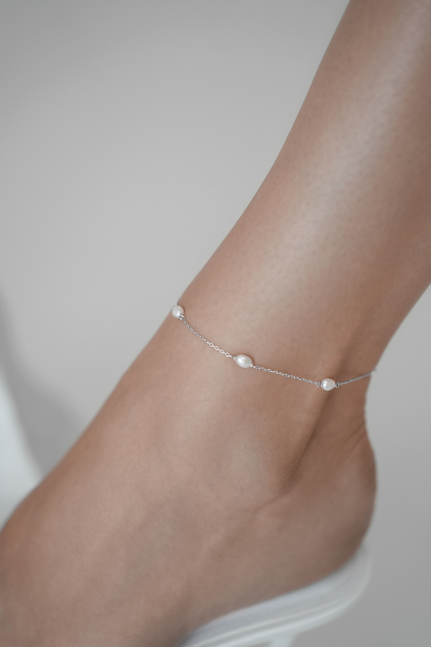 Браслеты: Браслет на ногу с овальным жемчугом Зернышко можно купить в ювелирном гардеробе MOMNT (Momentsilver), интернет-магазине украшений из серебра. Серебро 925, родий, натуральный жемчуг. Артикул 