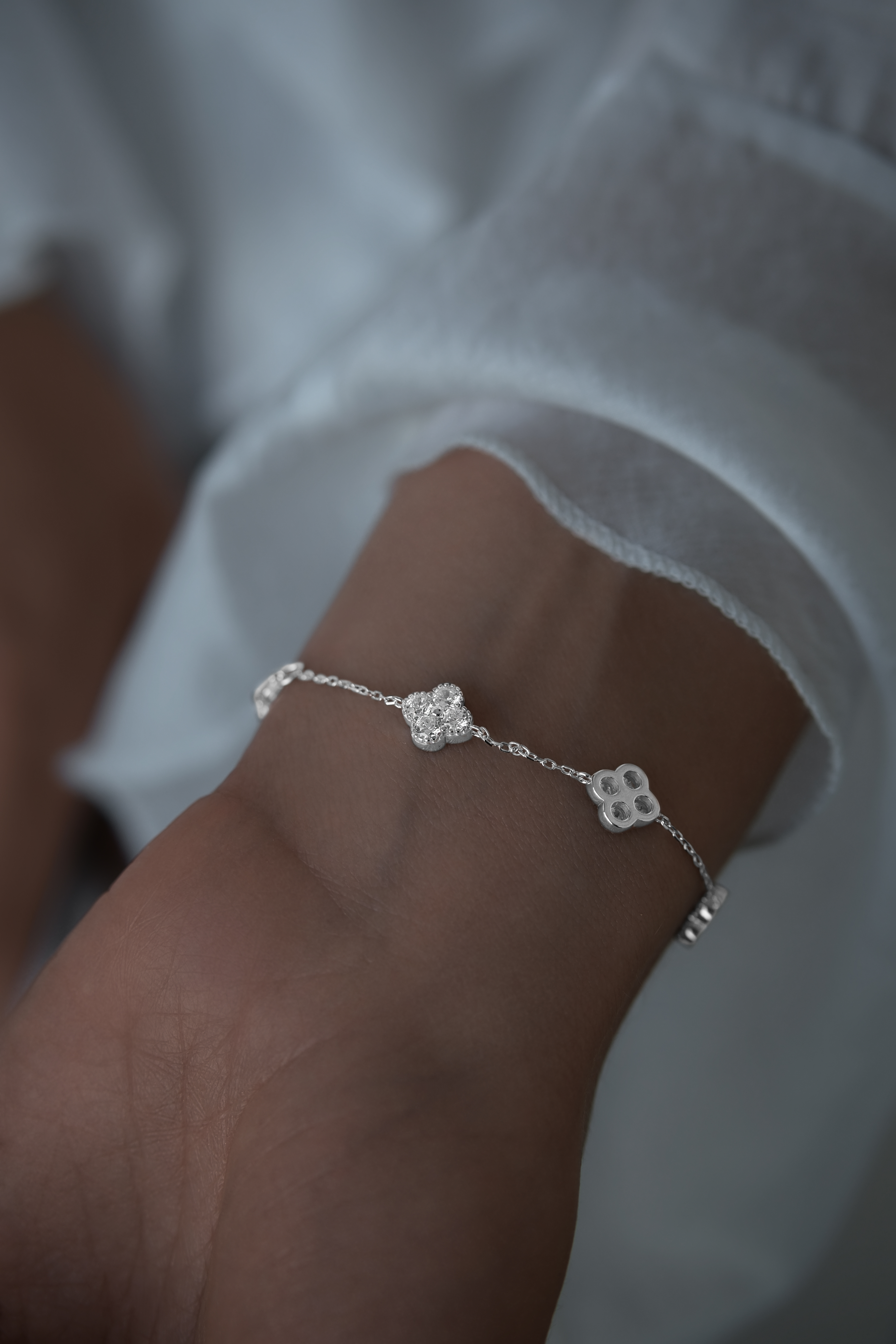 Браслеты: Браслет Клевер с камнями по всей цепи  можно купить в ювелирном гардеробе MOMNT (Momentsilver), интернет-магазине украшений из серебра. Серебро 925, родий. Вставки: куб.цирконий. Артикул 