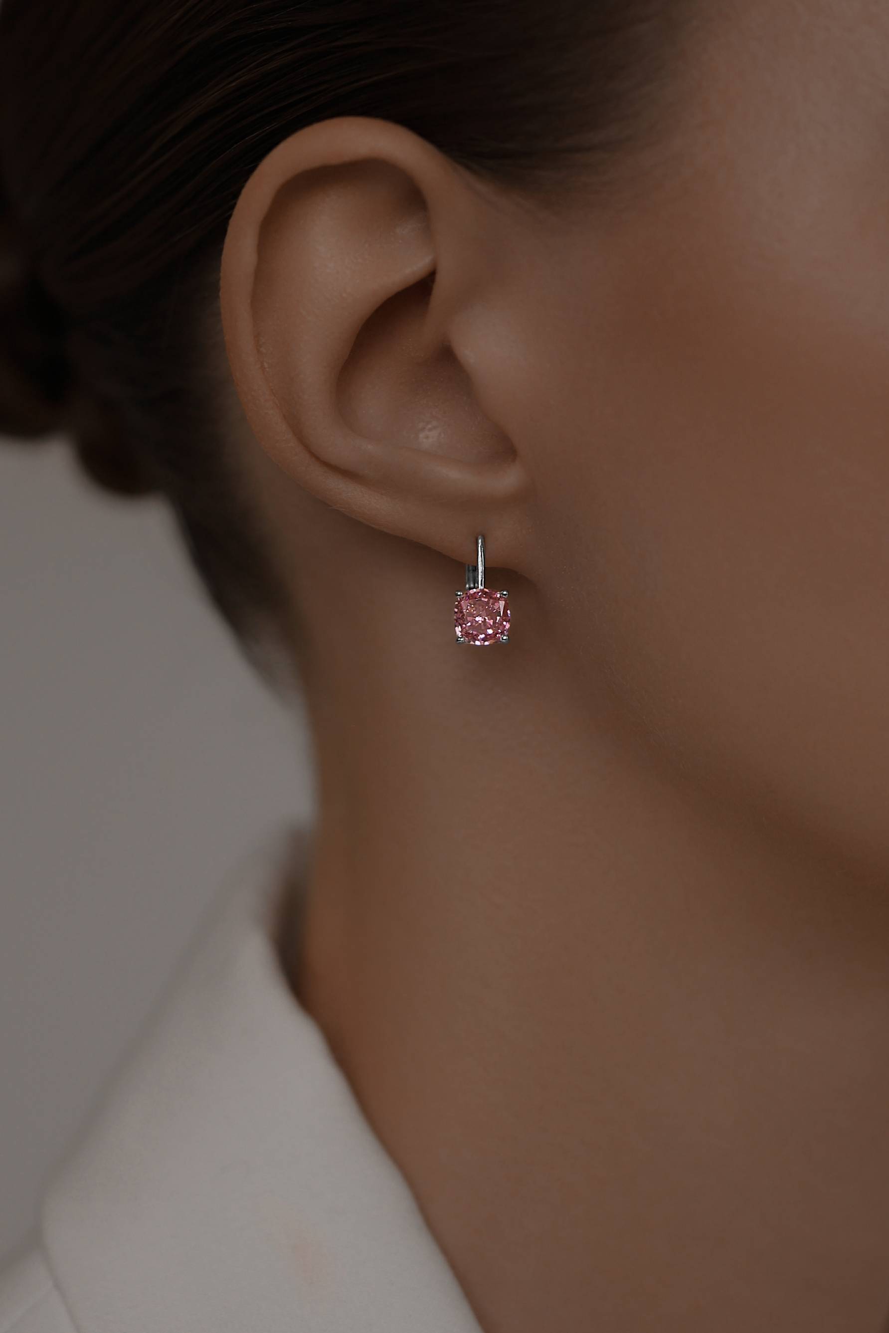 Серьги: Серьги с розовыми бриллианитами в огранке Кушон на французском замке можно купить в ювелирном гардеробе MOMNT (Momentsilver), интернет-магазине украшений из серебра. Серебро 925, родий, вставки:куб.цирконий. Артикул 