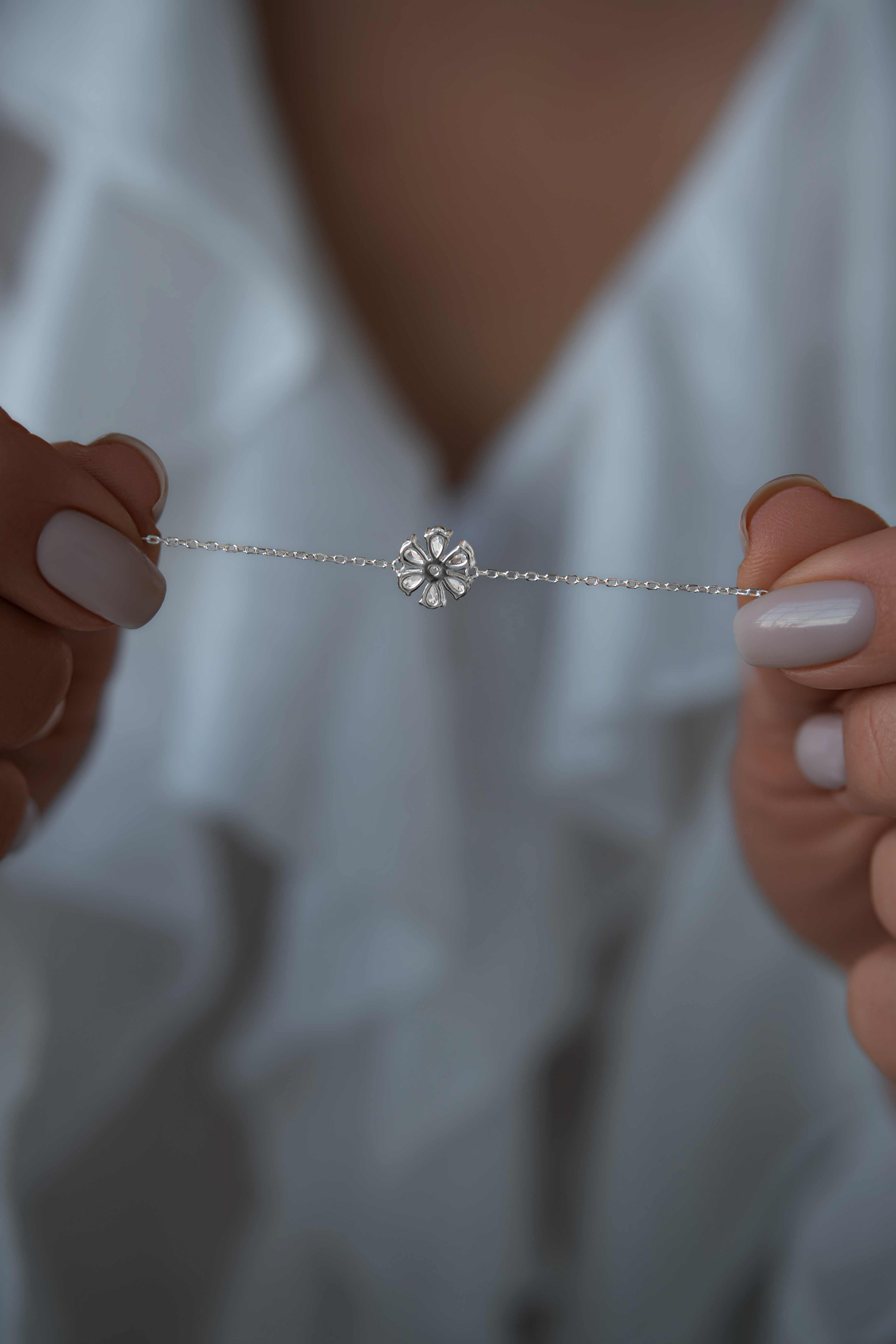 Браслеты: Браслет Цветок можно купить в ювелирном гардеробе MOMNT (Momentsilver), интернет-магазине украшений из серебра. Серебро 925, родий. Вставки: куб.цирконий. Артикул 