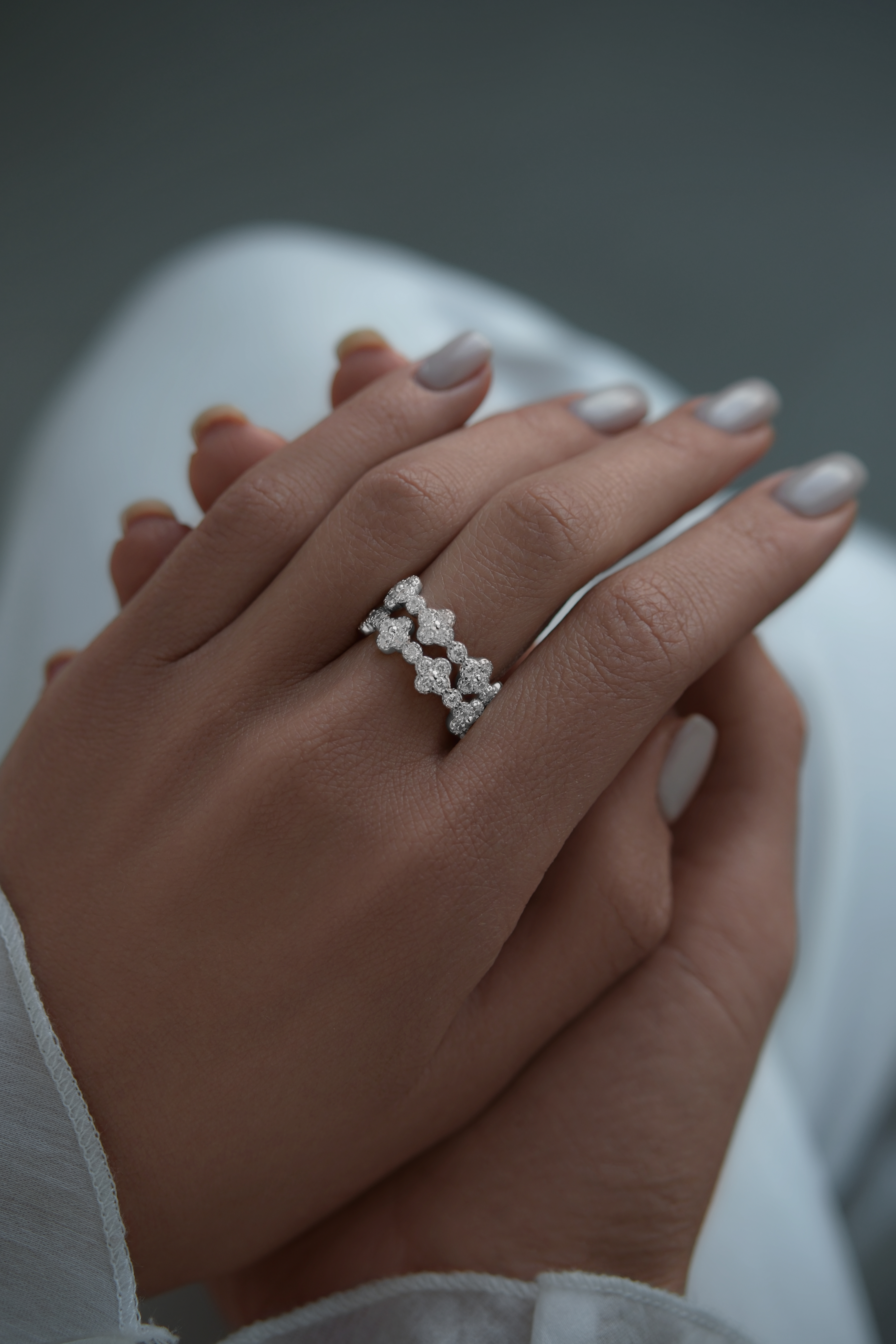 Кольца: Кольцо Клевера можно купить в ювелирном гардеробе MOMNT (Momentsilver), интернет-магазине украшений из серебра. Серебро 925,родий. Вставки: куб.цирконий. Артикул 