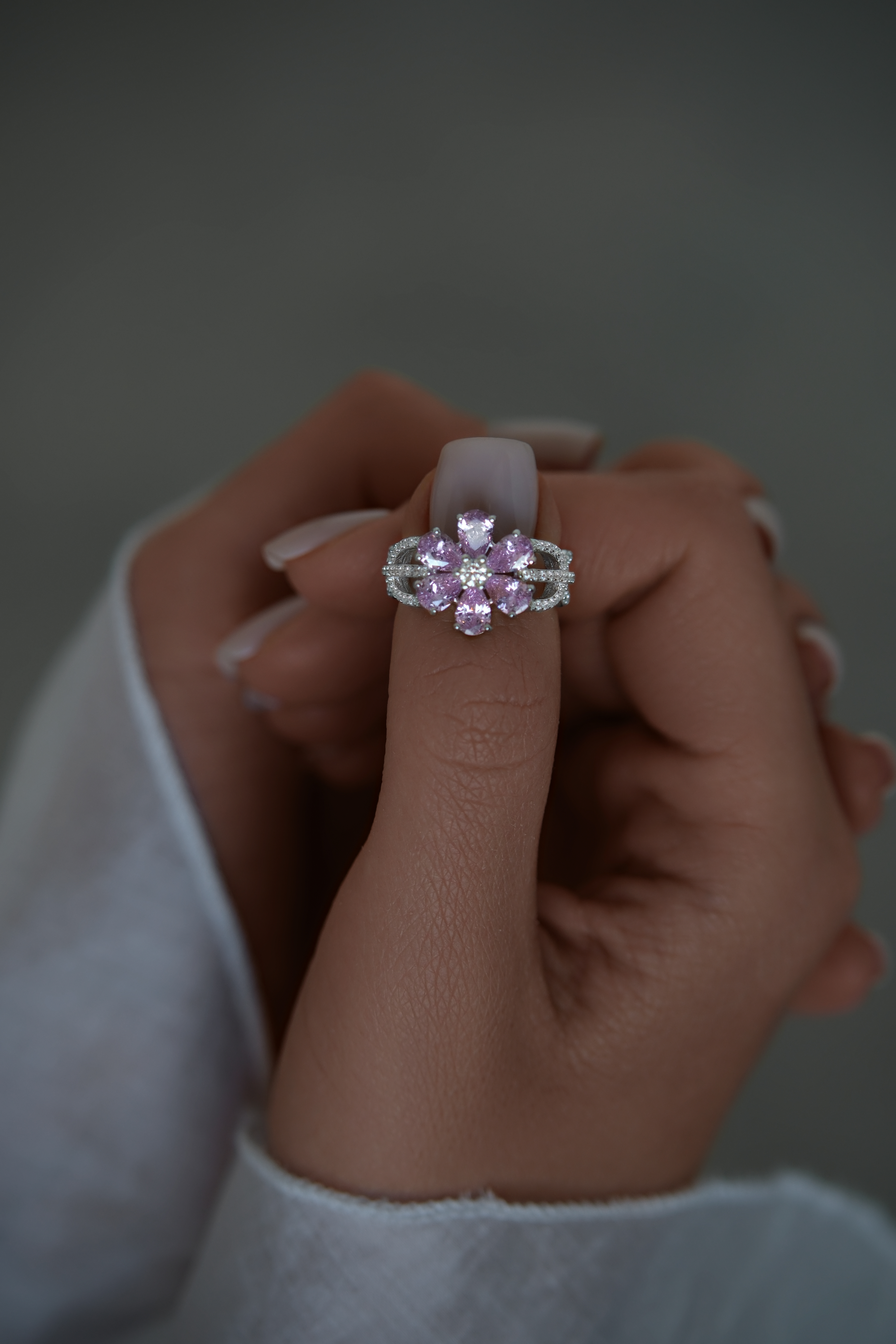 Кольца: Кольцо Цветок можно купить в ювелирном гардеробе MOMNT (Momentsilver), интернет-магазине украшений из серебра. Серебро 925,родий. Вставки: куб.цирконий. Артикул 