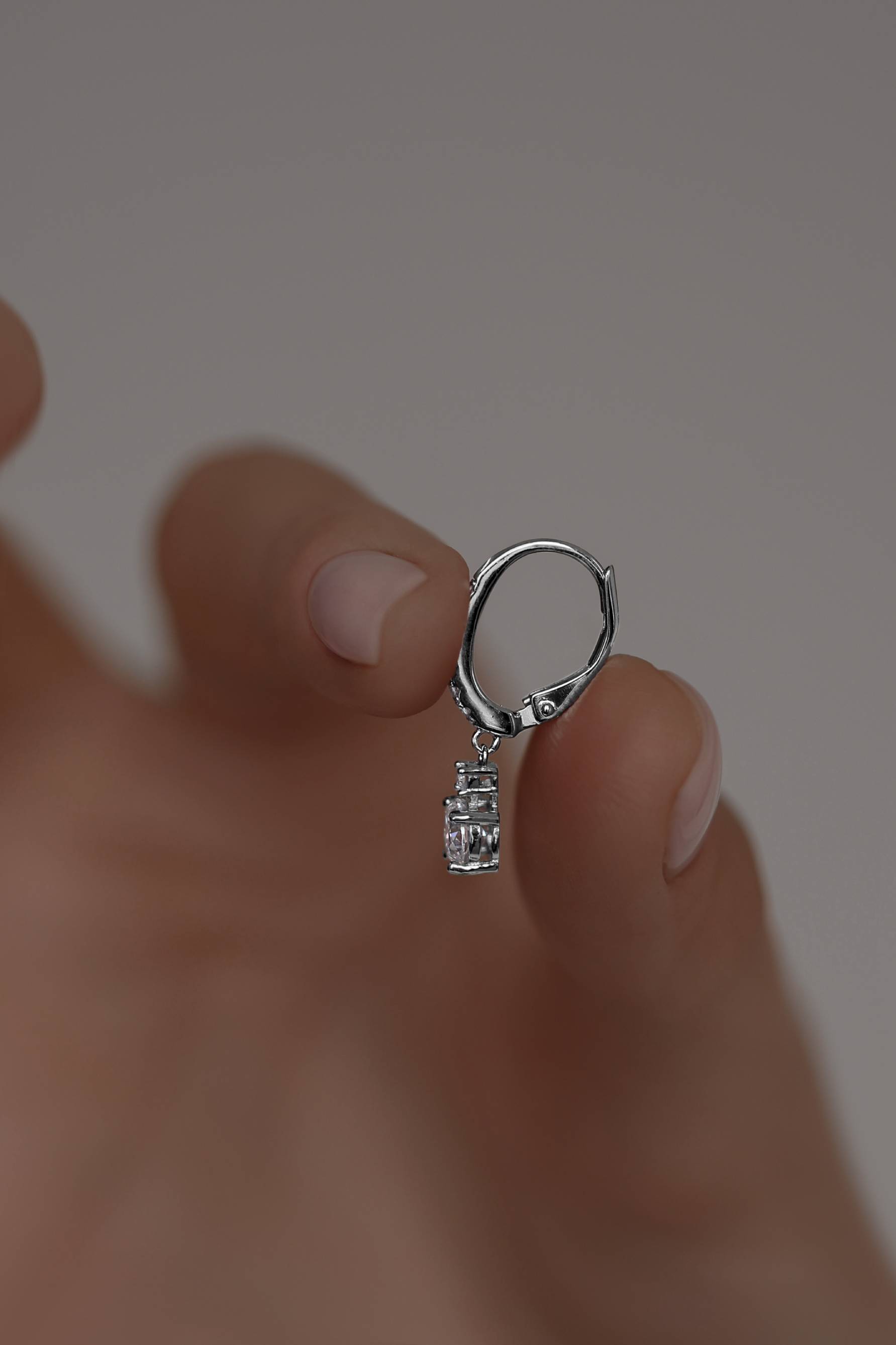 Колье: Классические серьги на французском замке можно купить в ювелирном гардеробе MOMNT (Momentsilver), интернет-магазине украшений из серебра. Серебро 925, родий, вставки:куб.цирконий. Артикул 