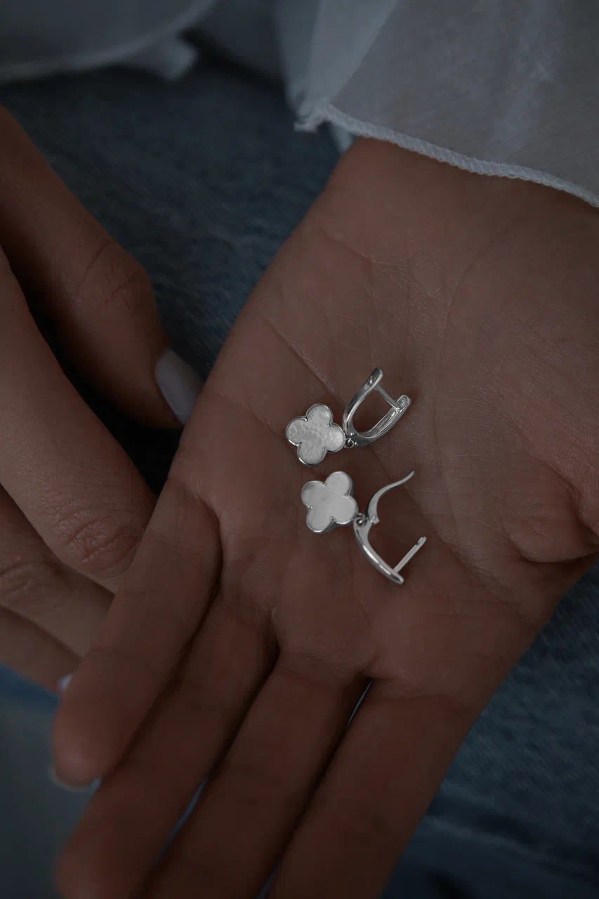 Серьги: Серьги Клевера с белым перламутром на английском замке  можно купить в ювелирном гардеробе MOMNT (Momentsilver), интернет-магазине украшений из серебра. Серебро 925, родий, вставки:перламутр. Артикул 
